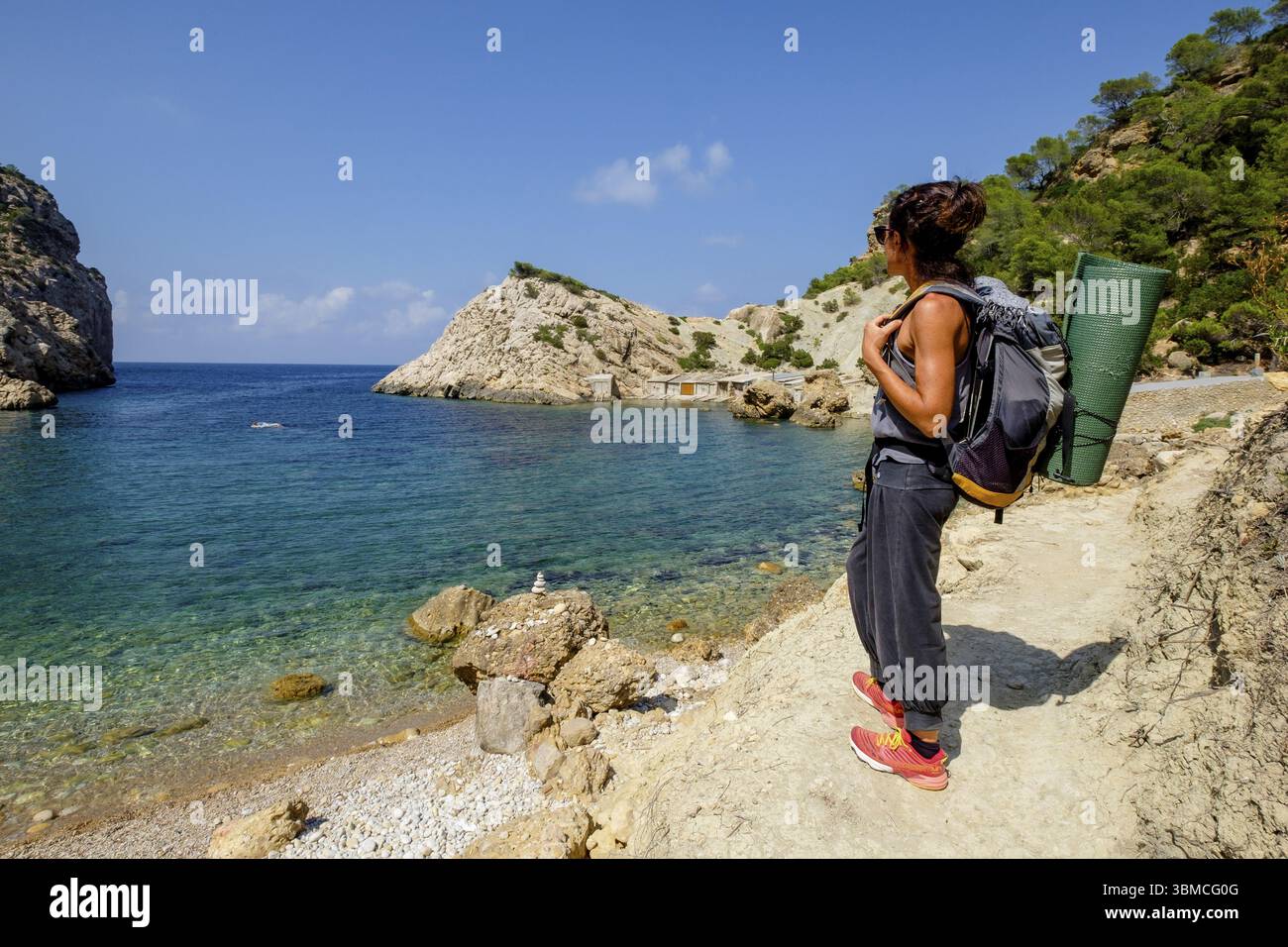 Wanderer auf dem Wanderweg es Portitxol, Gemeinde Sant Joan de Labritja, Ibiza, Balearische Inseln, Espagne Banque D'Images
