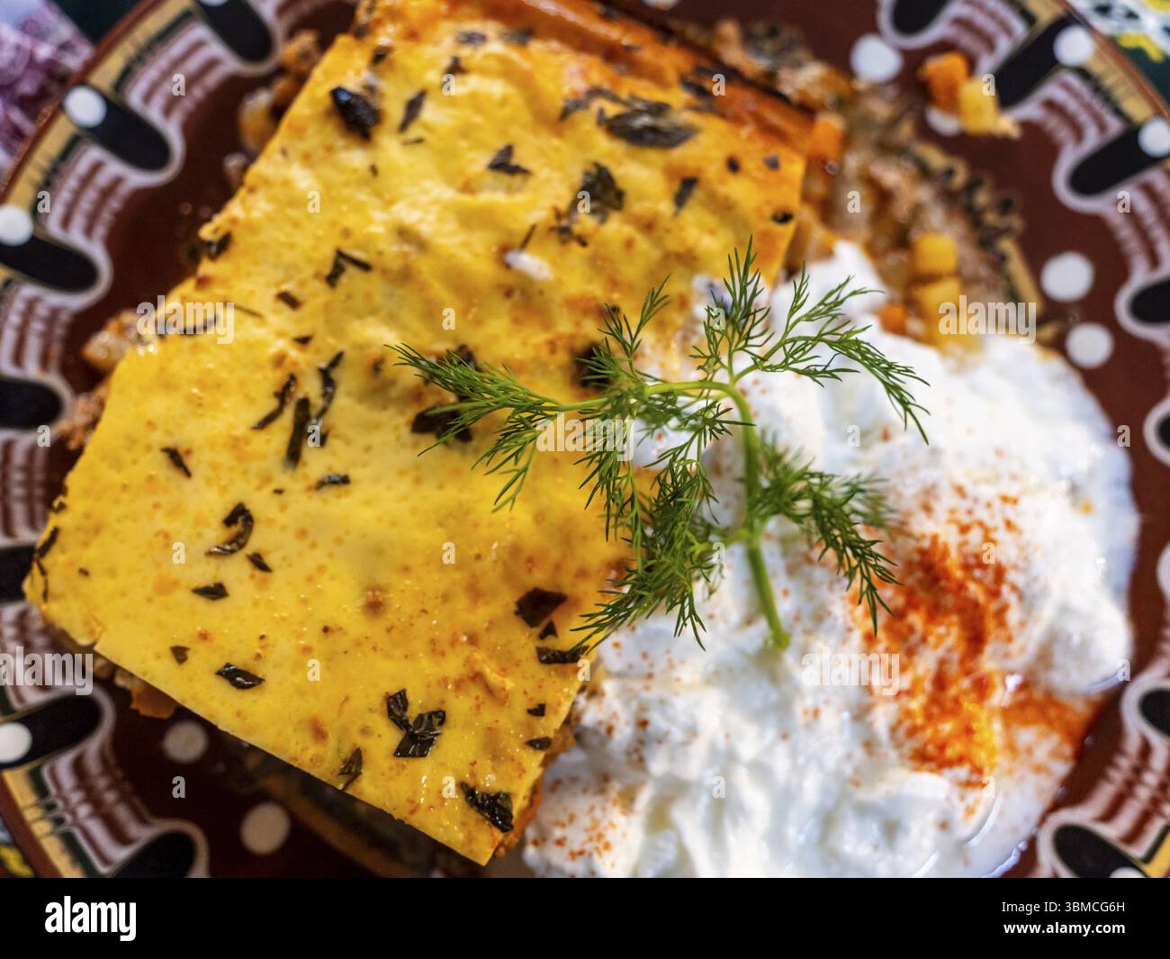 Moussaka de pommes de terre bulgare avec yaourt, Manastirska Magernitsa, restaurant traditionnel bulgare, Sofia, République de Bulgarie Banque D'Images