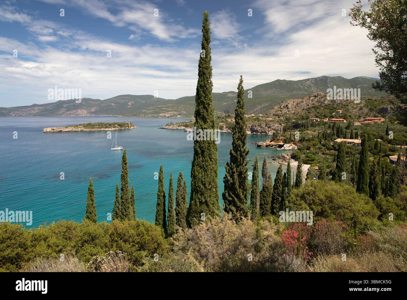 Vue sur la plage et le littoral de Kalamitsi, Kardamyli, Mani Ouest, Messénie, Péloponnèse, Grèce, Europe Banque D'Images