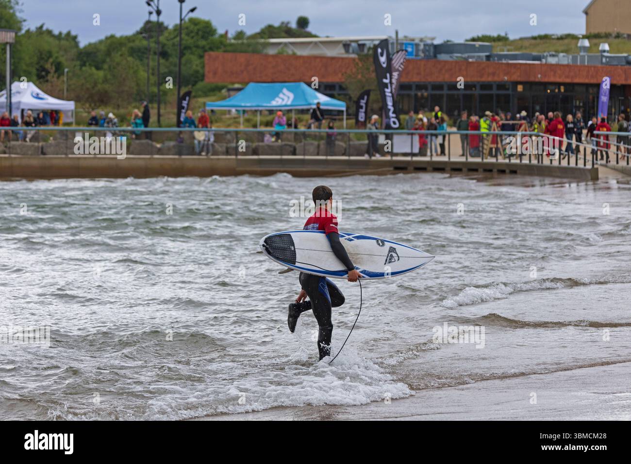 Hi-Land Fling Surf au Lost Shore Surf Resort, Édimbourg, Écosse, Royaume-Uni Banque D'Images