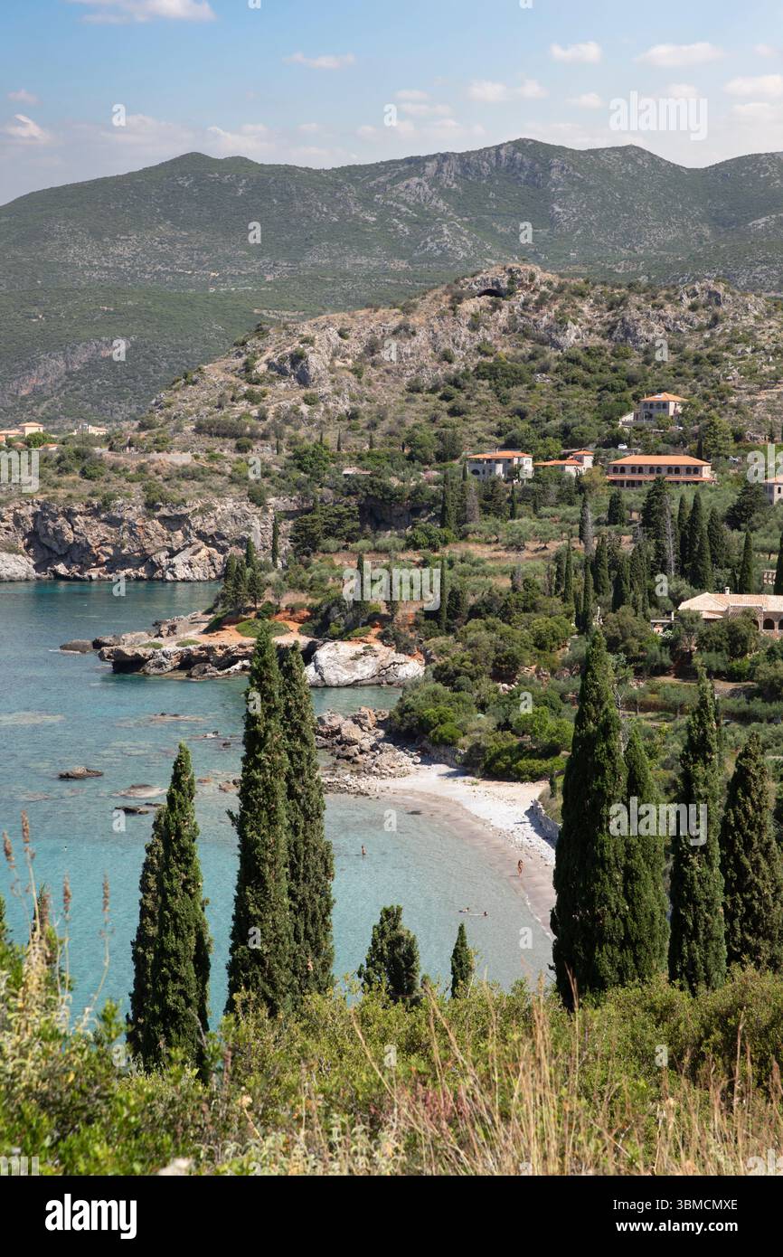 Vue sur la plage et le littoral de Kalamitsi, Kardamyli, Mani Ouest, Messénie, Péloponnèse, Grèce, Europe Banque D'Images