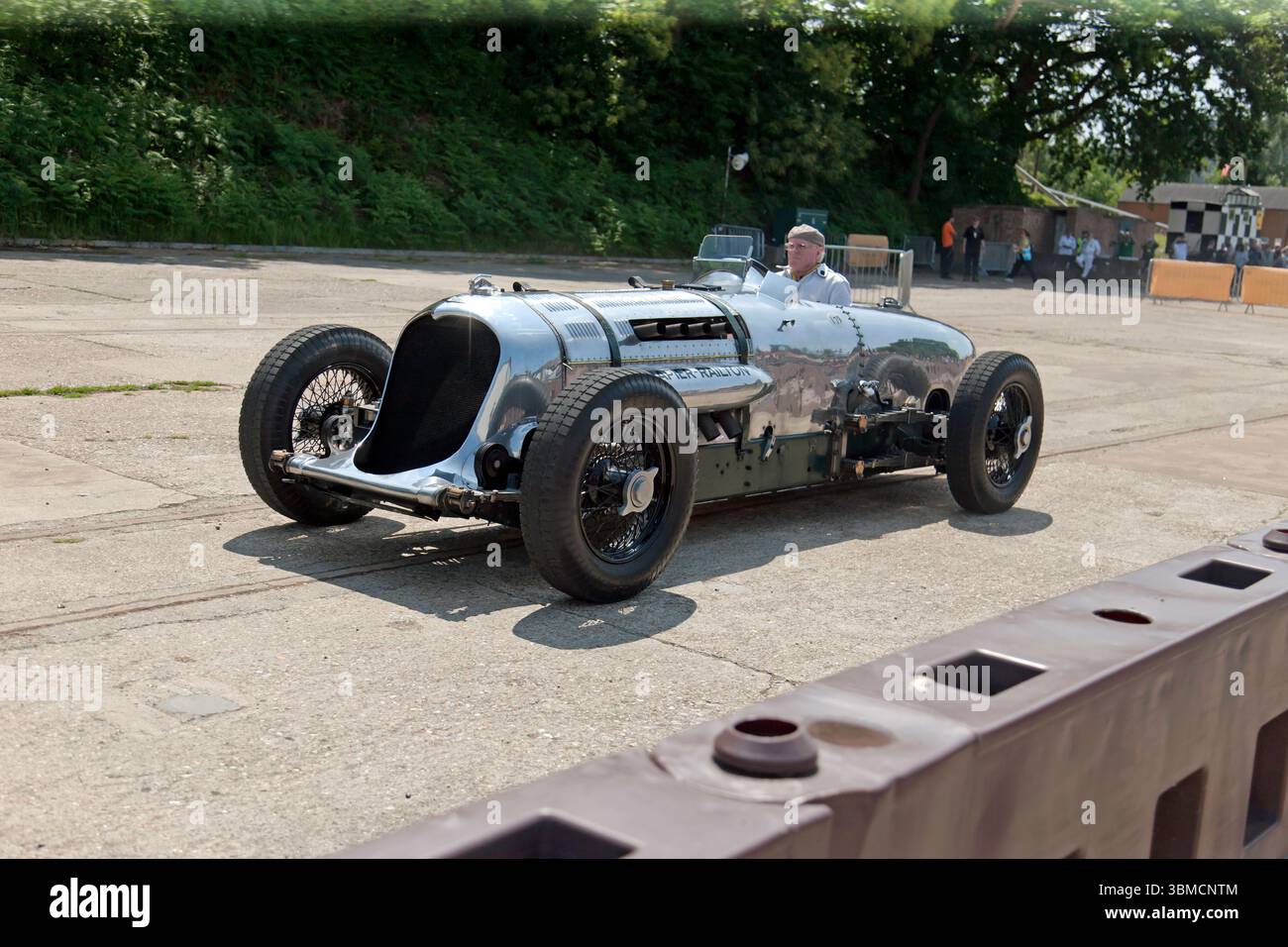 Le Napier-Railton, en démonstration sur la ligne d'arrivée, lors du Brooklands Relivved Festival of Motorsport Weybridge Banque D'Images