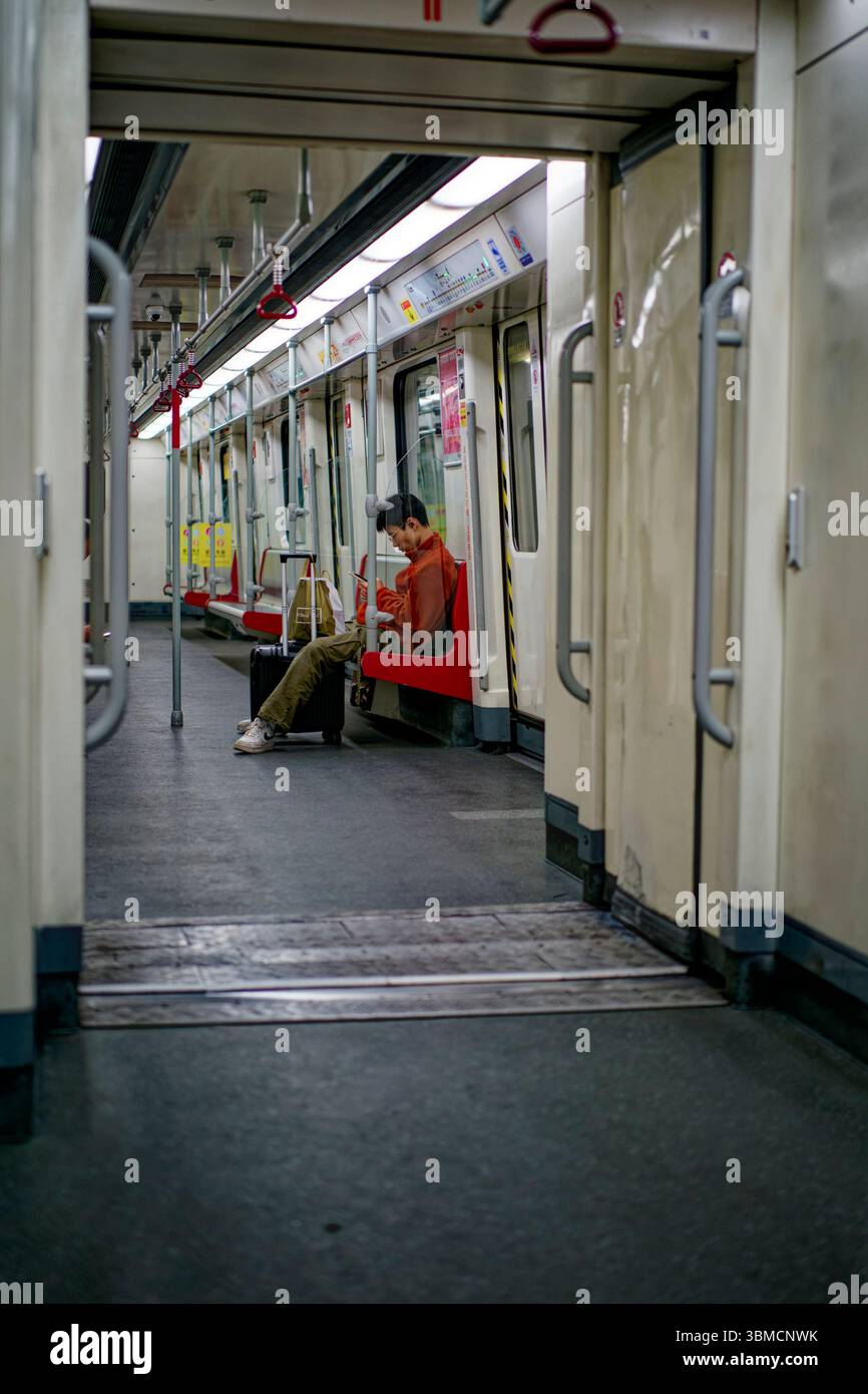 Street Photography : The Lonely Traveler on the Last train Banque D'Images