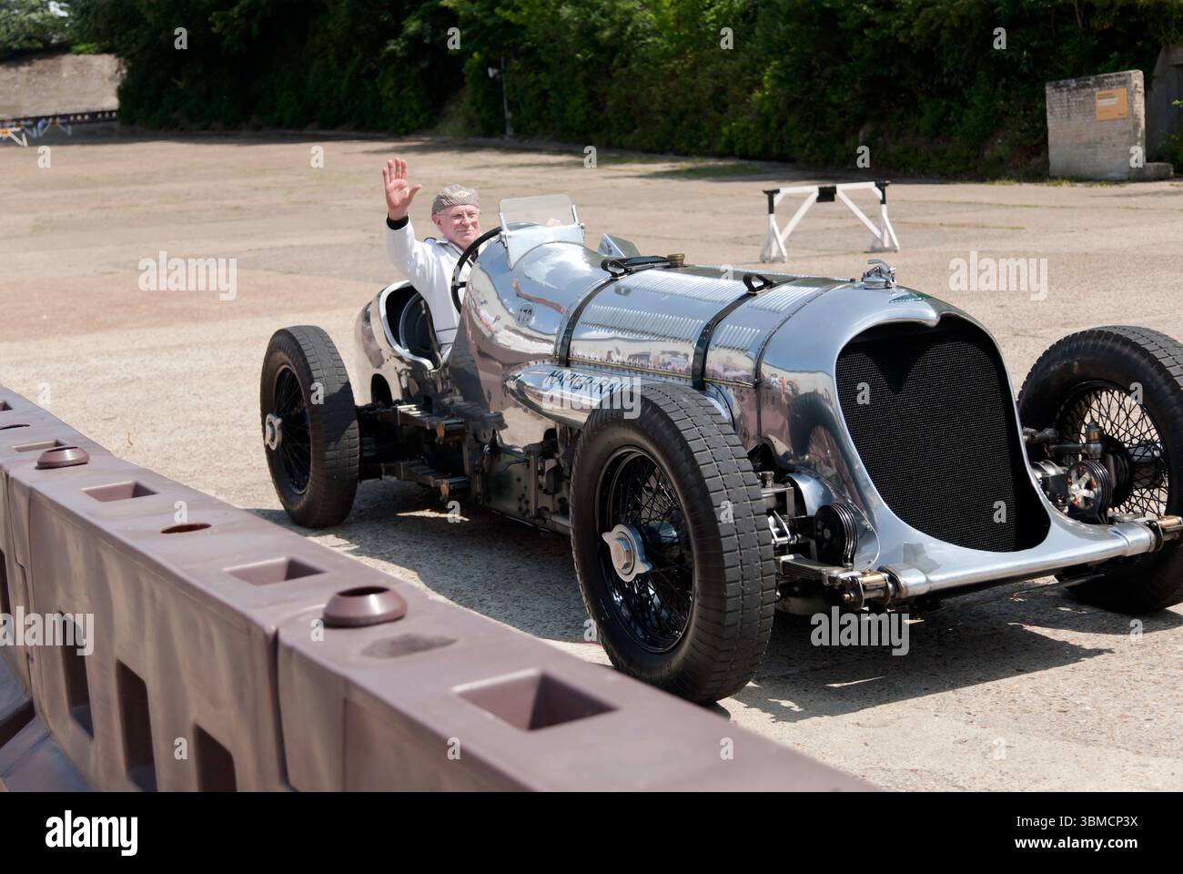 Le Napier-Railton, en démonstration sur la ligne d'arrivée, lors du Brooklands Relivved Festival of Motorsport Weybridge Banque D'Images