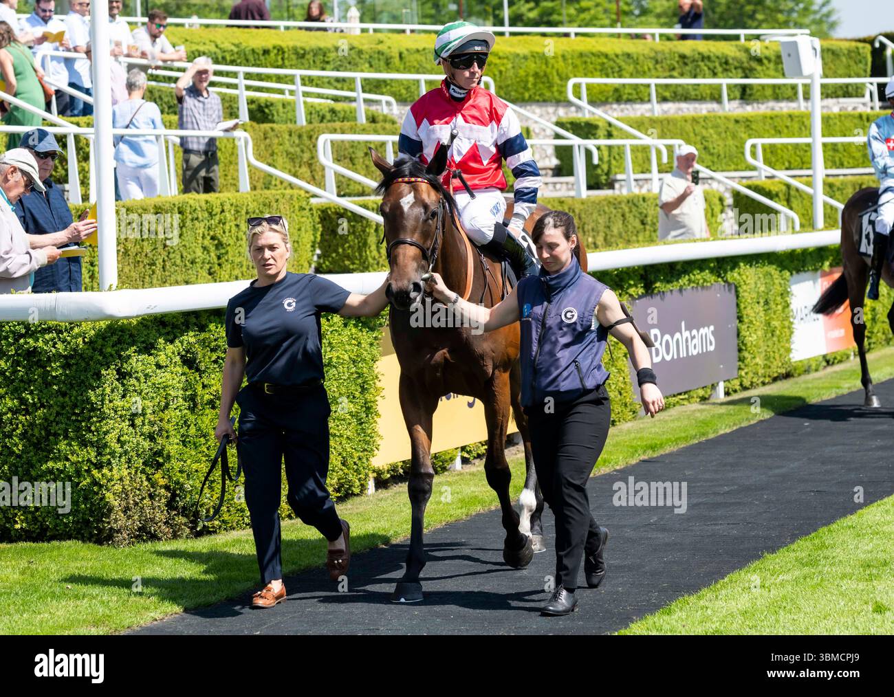 Goodwood Season Opener vendredi 2 mai 2025 à Goodwood Racecourse, Chichester - Jockey Jim Crowley sur No Claims Bonus Banque D'Images