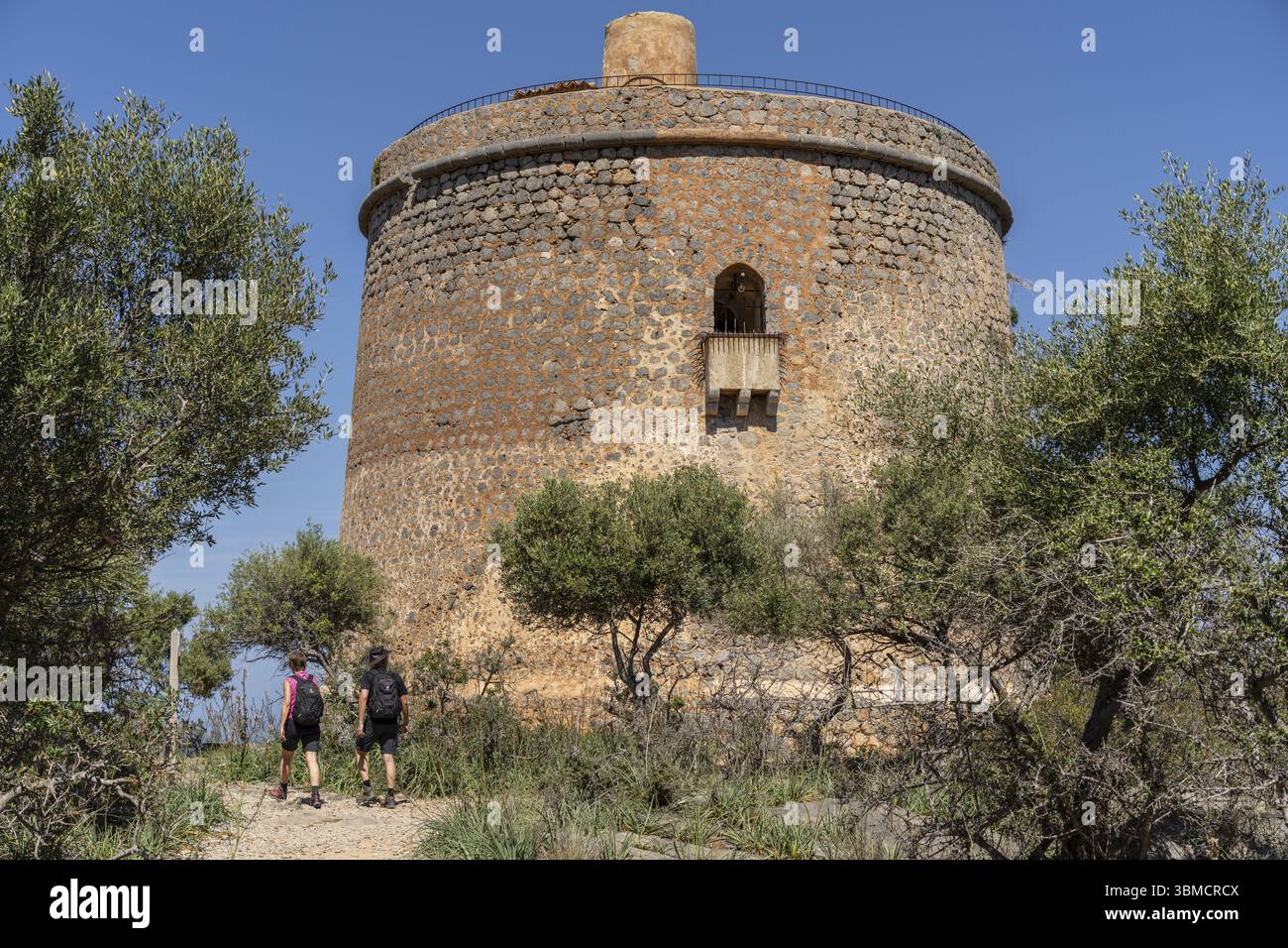 Ttwo randonneurs arrivant à Orre Picada, ancienne tour de guet, Costa de la Atalaya, Port de Soller, zone naturelle de la Serra de Tramuntana., Majorque, Bale Banque D'Images