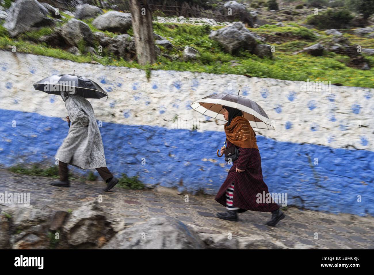 Personnes avec des parapluies sous la pluie, Ras el Maa, Chefchaouen, montagnes du Rif, Maroc, Afrique du Nord, Afrique Banque D'Images