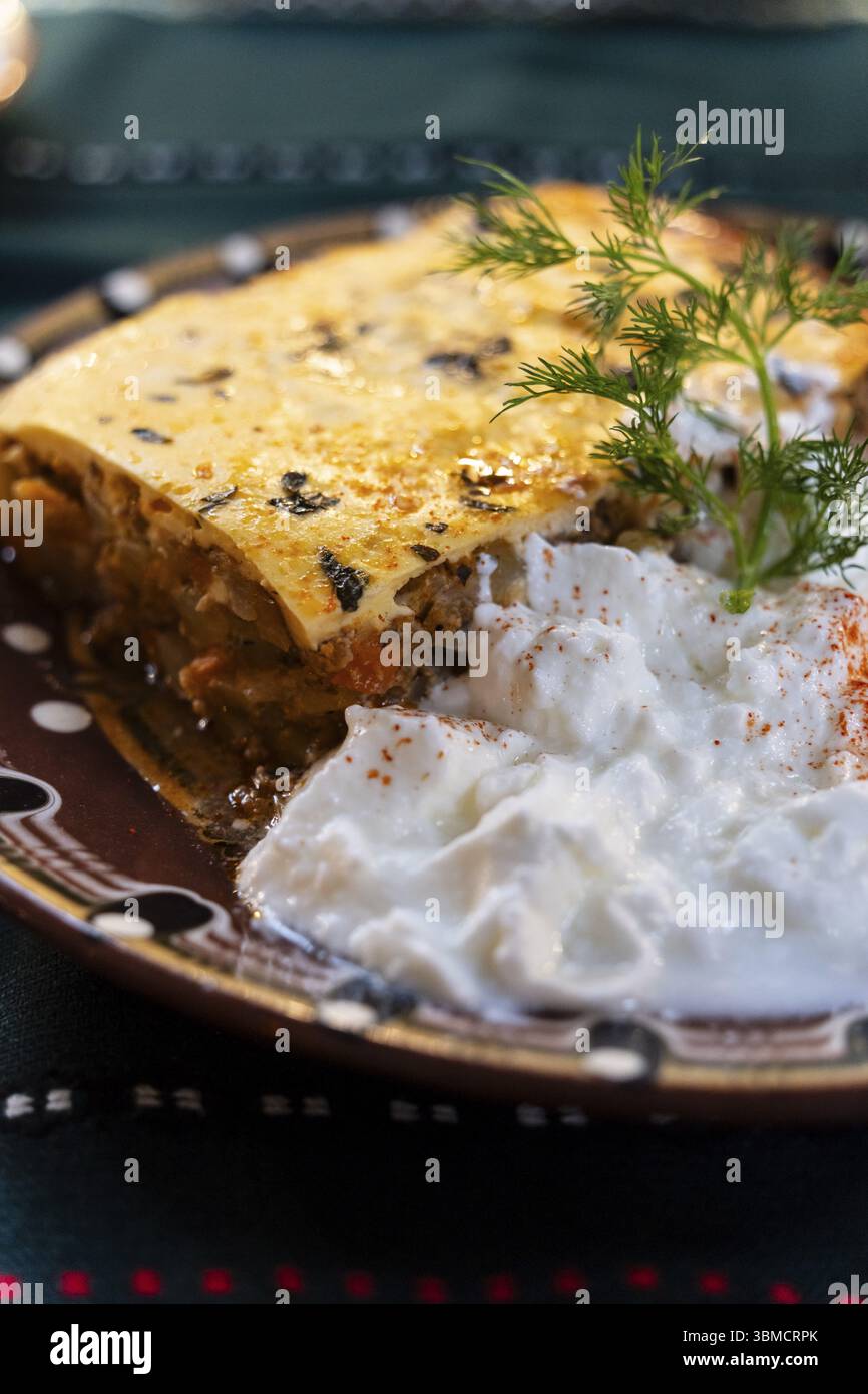 Moussaka de pommes de terre bulgare avec yaourt, Manastirska Magernitsa, restaurant traditionnel bulgare, Sofia, République de Bulgarie Banque D'Images