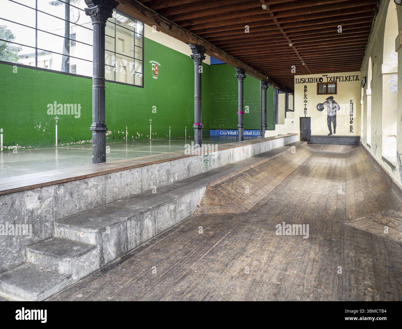 Basque ball fronton, bâtiment du 19ème siècle de style éclectique, ancien casino, Artziniega, Alava, Pais Vasco, Espagne, Europe Banque D'Images