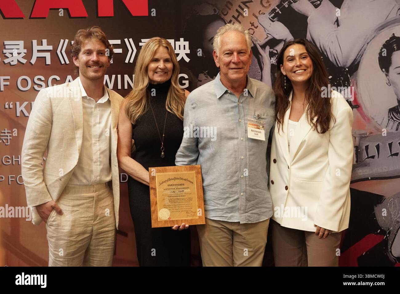 (250626) -- LOS ANGELES, 26 juin 2025 (Xinhua) -- Mark Scott (2e R), fils de Rey Scott, correspondant du documentaire Kukan, avant la projection de sa version nouvellement restaurée à l'Academy Museum of Motion Pictures à Los Angeles, aux États-Unis, le 24 juin 2025. La version récemment restaurée du documentaire 'Kukan' a été diffusée ici mardi. Kukan, qui signifie « lutte amère » ou « travail acharné » en chinois, est un documentaire oscarisé produit par le dramaturge sino-américain Li Ling-ai et filmé par le correspondant américain Rey Scott. (Photo de Zeng hui/Xinhua) Banque D'Images