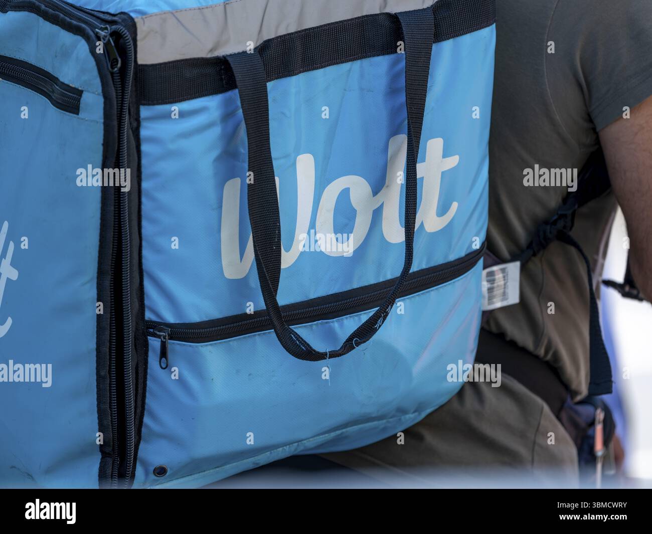 Courrier à vélo avec sac bleu clair du service de livraison Wolt, Francfort-sur-le-main, Hesse, Allemagne, Europe Banque D'Images