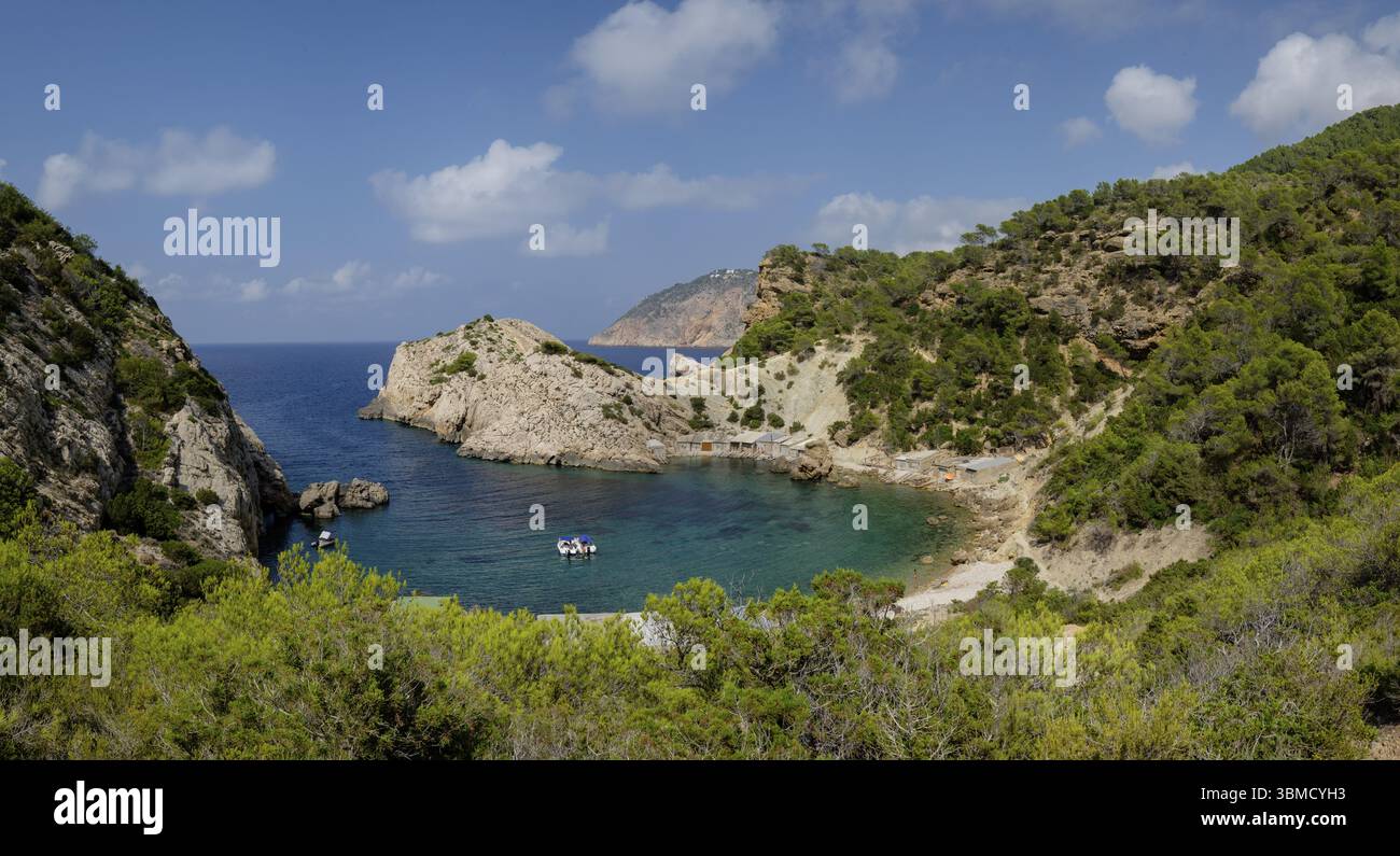 Es Portitxol plage, crique en pierre, municipalité de Sant Joan de Labritja, Ibiza, Îles Baléares, Espagne, Europe Banque D'Images