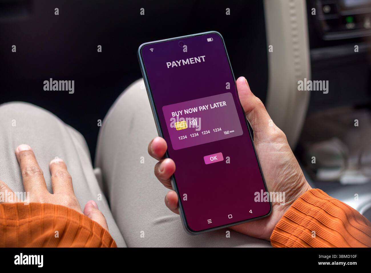 Femme utilisant smartphone pour les achats en ligne avec paiement plus tard. Acheter maintenant payer plus tard concept d'achat en ligne. Banque D'Images