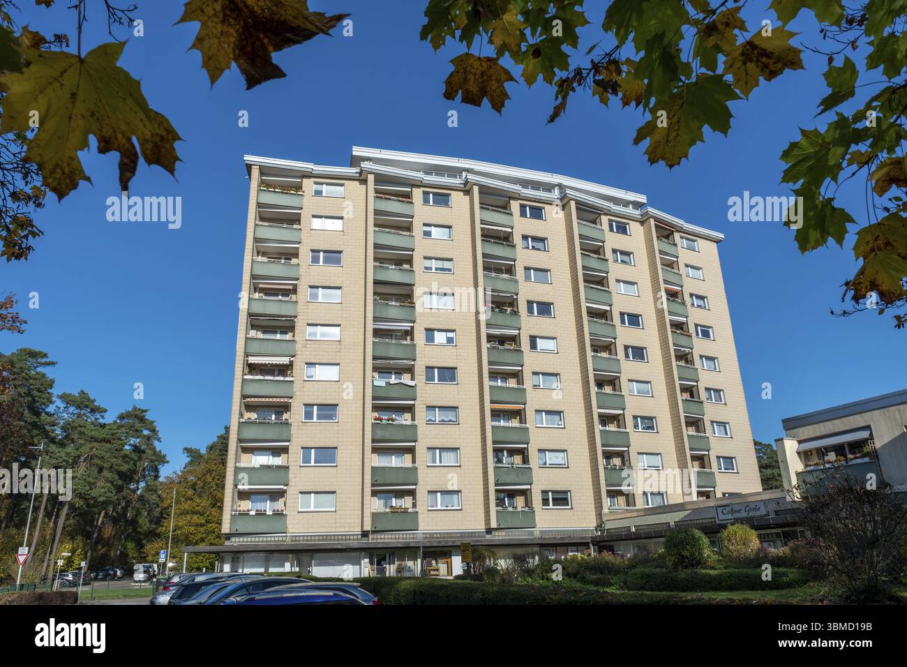 Immeuble de grande hauteur avec appartements, Herbstbaetter, Bielefeld-Sennestadt, Rhénanie du Nord-Westphalie, Allemagne, Europe Banque D'Images