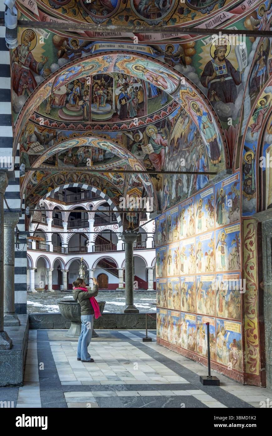 Cloître avec fresque décorée, monastère de Rila, fondé au 10ème siècle, vallée de la rivière Rilski, République de Bulgarie Banque D'Images