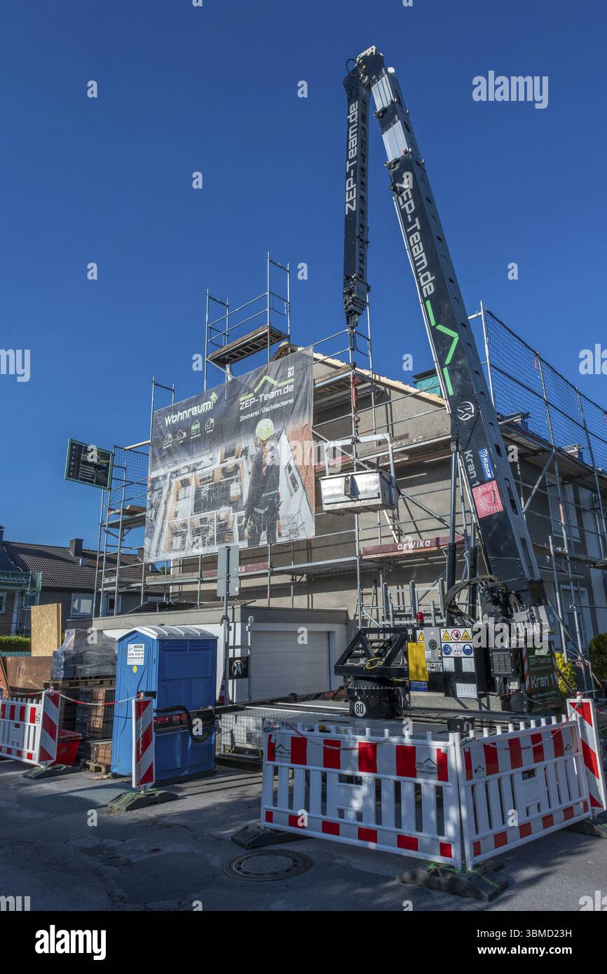 Chantier avec grue de construction sur une maison mitoyenne, isolation des murs extérieurs, Bielefeld-Sennestadt, Rhénanie du Nord-Westphalie, Allemagne, UE Banque D'Images