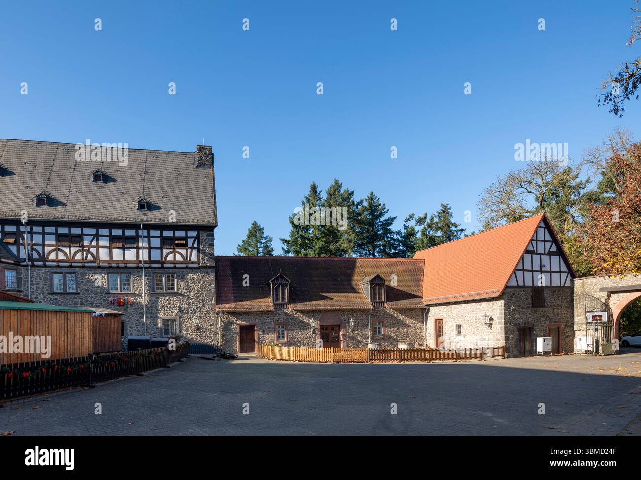 Schiffenberg BEI Gießen, Augustiner Chorherren-Stift, Propstei und Pferdestall (rechts) von Osten Banque D'Images