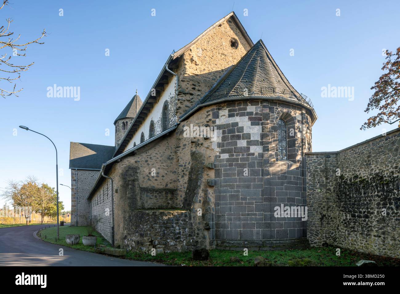 Schiffenberg BEI Gießen, Augustiner Chorherren-Stift, Klosterkirche von Nordwesten mit dem Westchor Banque D'Images