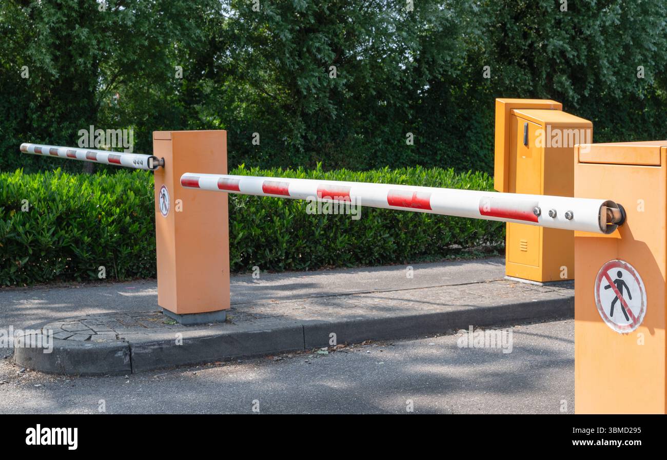 Une barrière moderne coupe efficacement un parking pour une meilleure gestion et une sécurité accrue Banque D'Images