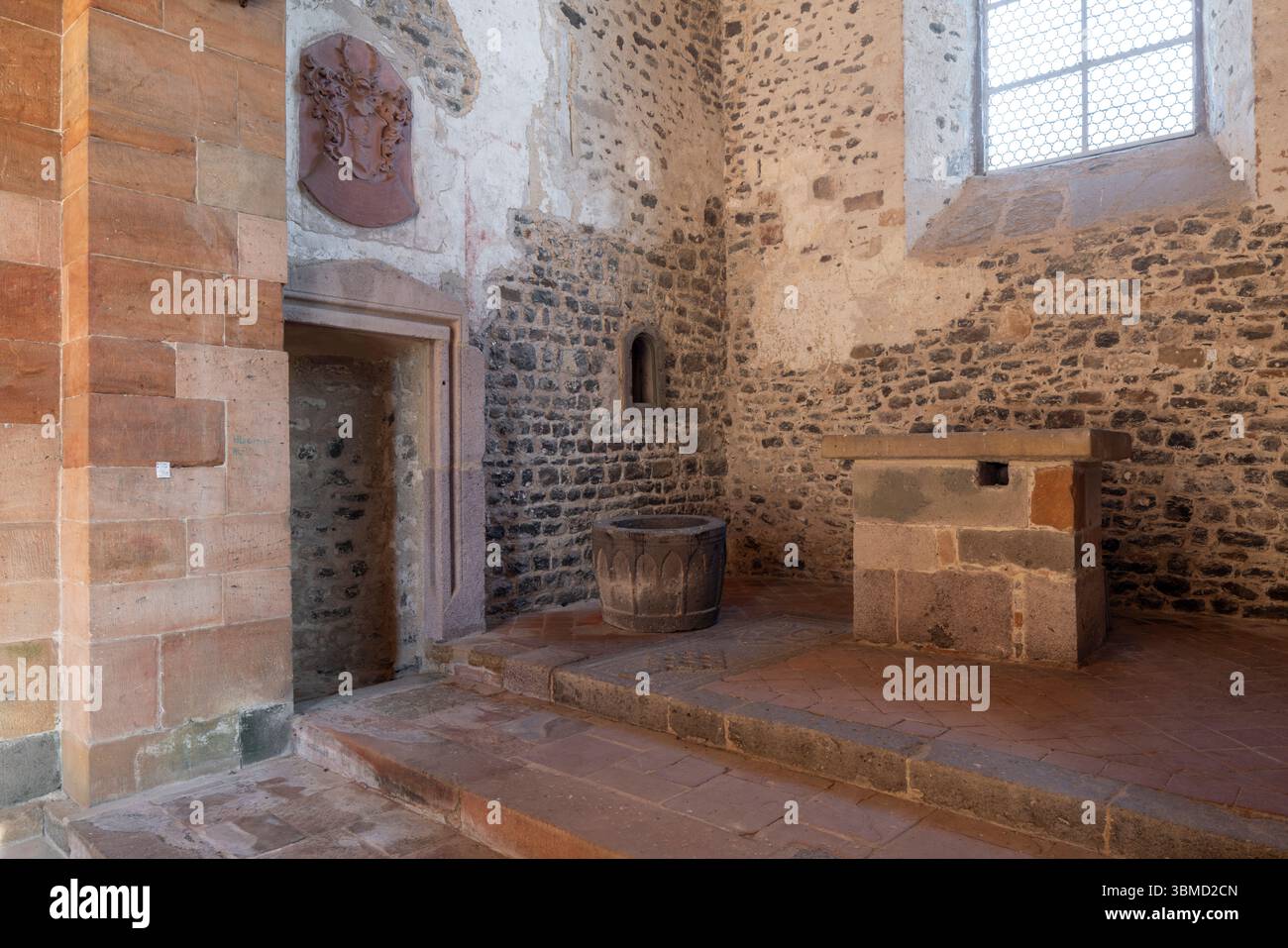 Schiffenberg BEI Gießen, Augustiner Chorherren-Stift, Klosterkirche, Ostchor mit Altar und Taufstein Banque D'Images