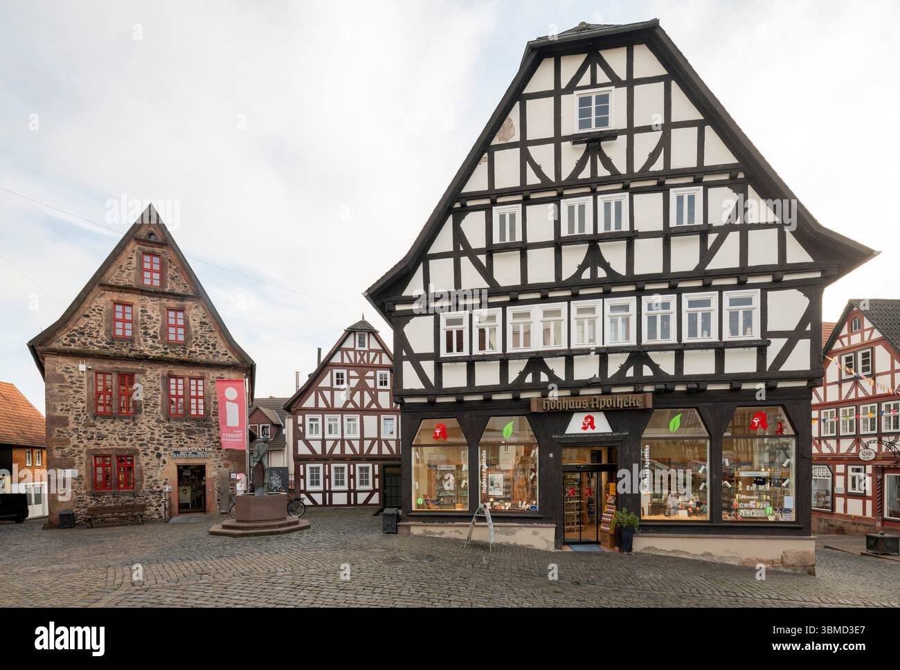 Lauterbach, Fachwerkhäuser am Marktplatz, Links die Stadtmühle Banque D'Images