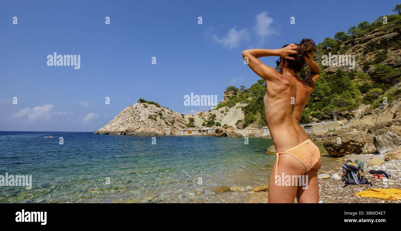 Es Portitxol plage, crique en pierre, municipalité de Sant Joan de Labritja, Ibiza, Îles Baléares, Espagne, Europe Banque D'Images