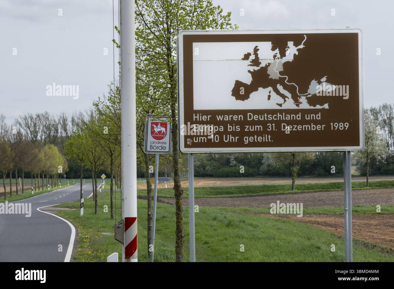Panneau avec carte et référence à la division intérieure-allemande jusqu'au 31 décembre 1989 à l'ancienne frontière entre la Saxe-Anhalt et la basse-Saxe avec vue Banque D'Images