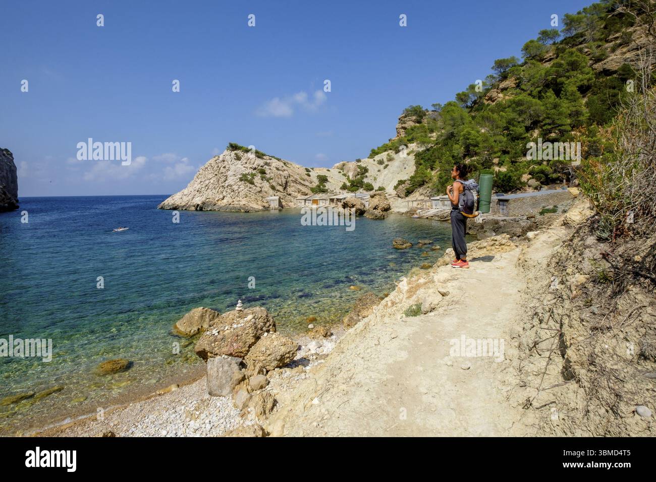 Randonneur sur le sentier es Portitxol, Sant Joan de Labritja municipalité, Ibiza, Îles Baléares, Espagne, Europe Banque D'Images