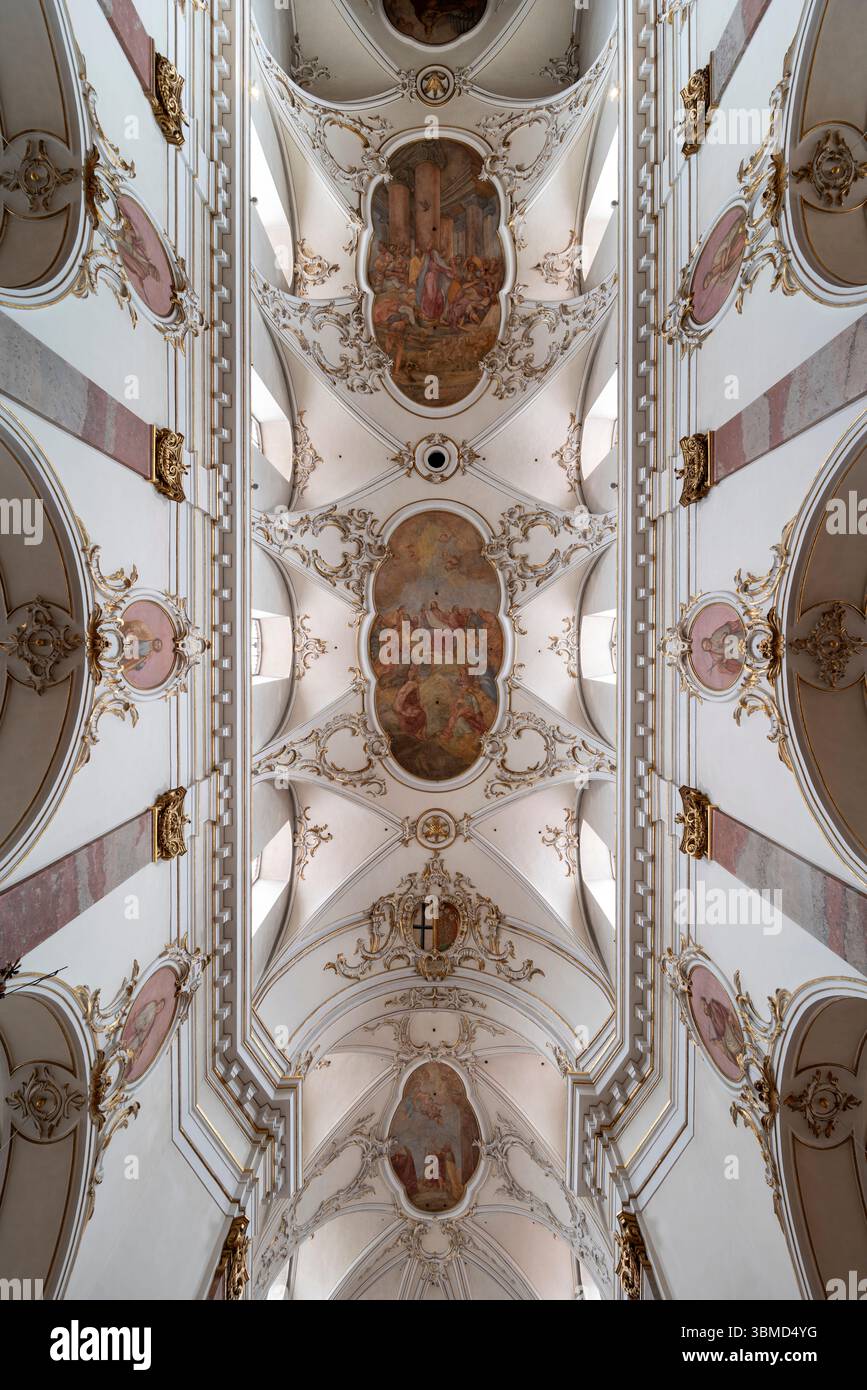 Fulda, Kath. Stadtpfarrkirche élaborée Blasius, Blick aus dem Mittelschiff ins Gewölbe mit Deckenfresken von J. A. Herrlein 1783 Banque D'Images