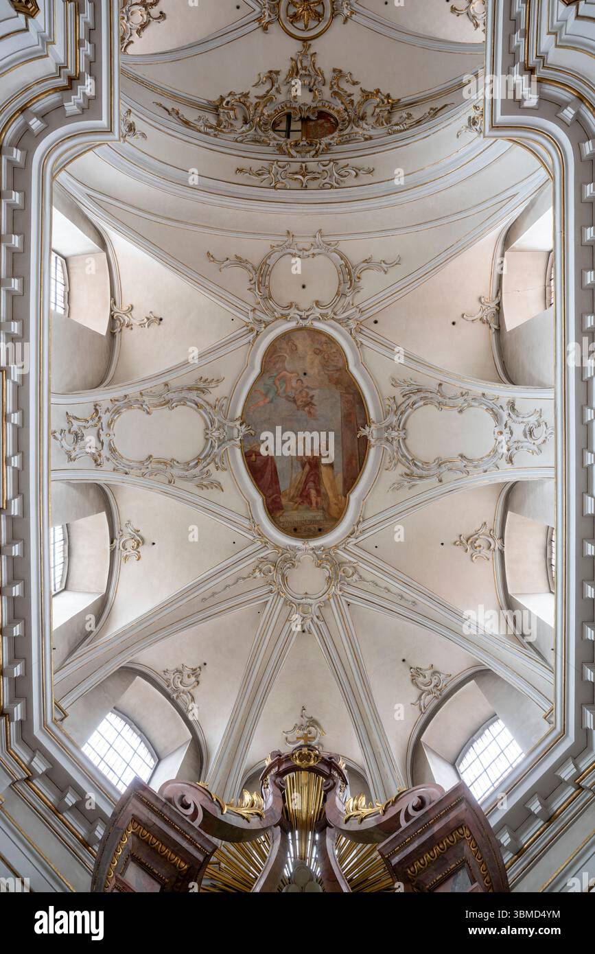 Fulda, Kath. Stadtpfarrkirche élabore Blasius, Blick aus dem Chor ins Gewölbe mit Deckenfreskeo von J. A. Herrlein 1783, König David Banque D'Images
