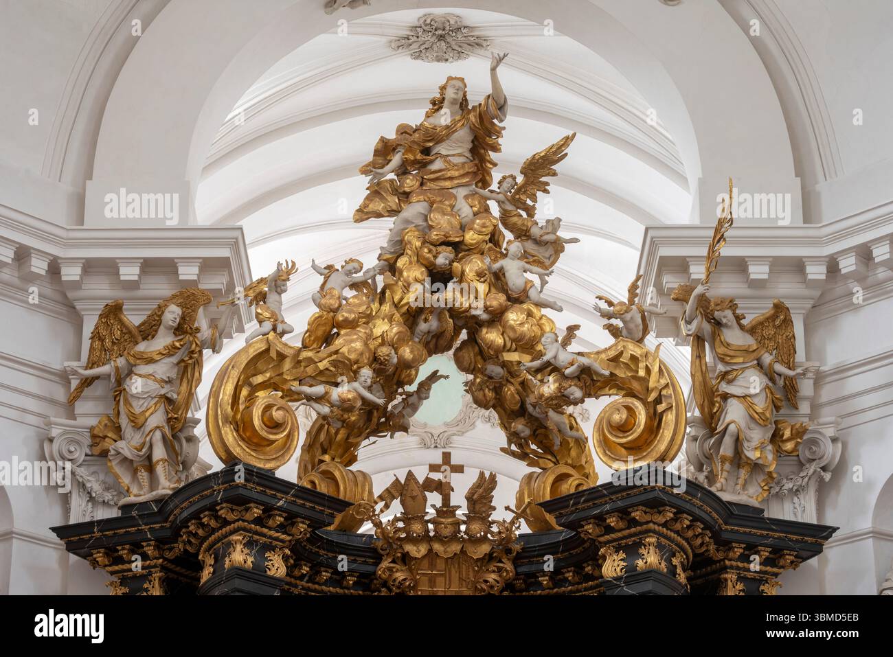Fulda, Domkirche composé Salvator, Hochaltar mit Stuckatur, Himmelfahrtsgruppe Banque D'Images