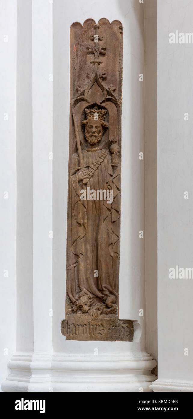 Fulda, Domkirche composé Salvator, Karolingische Säule des Vorgängerbaus mit eingemeißelter Statue Karl des Großen, 15. Jahrhundert Banque D'Images