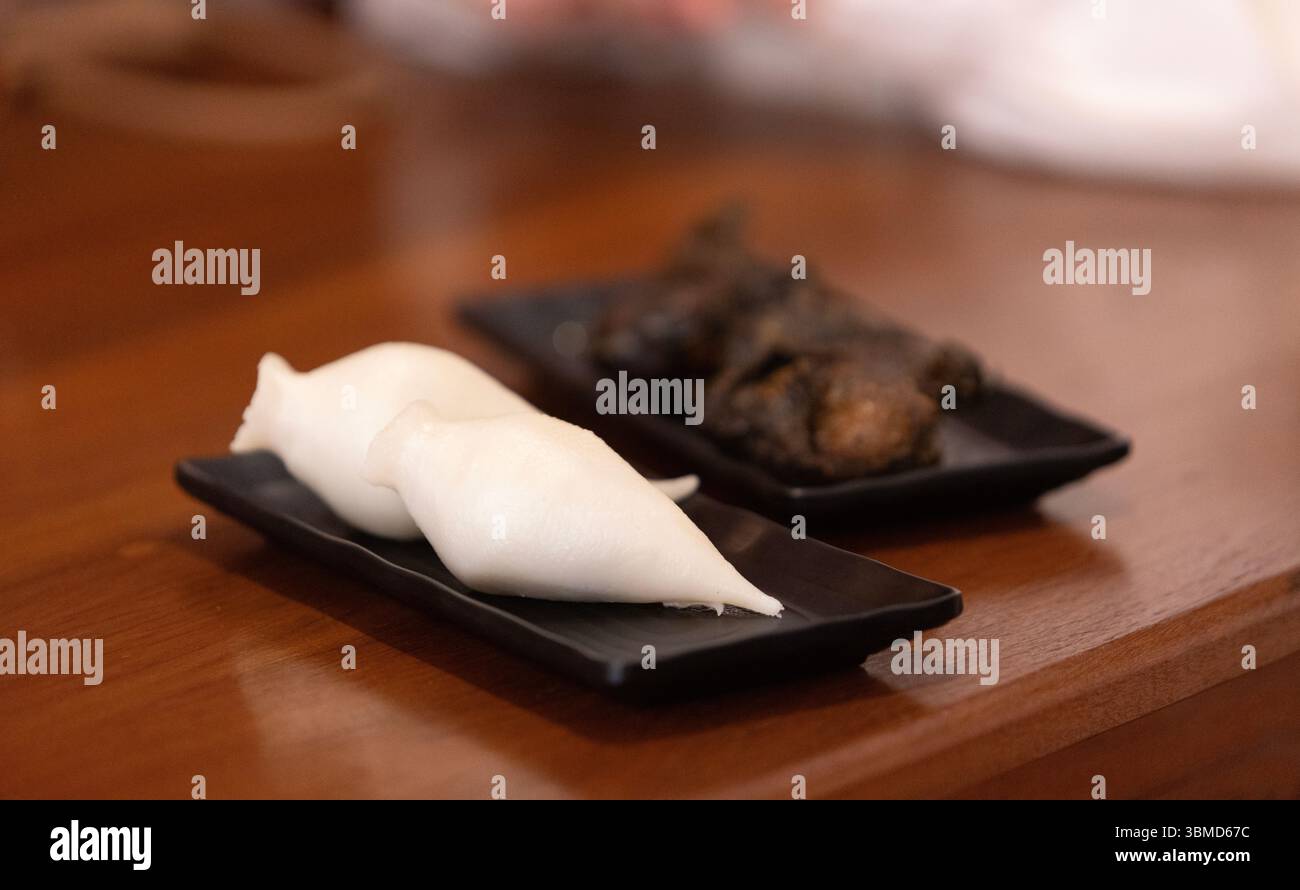 Yomari est une boulette de farine de riz cuite à la vapeur, en forme de conque, remplie de chaku, un mélange de jaggery, de ghee et de noix ou de khoya, c'est un dessert traditionnel Banque D'Images