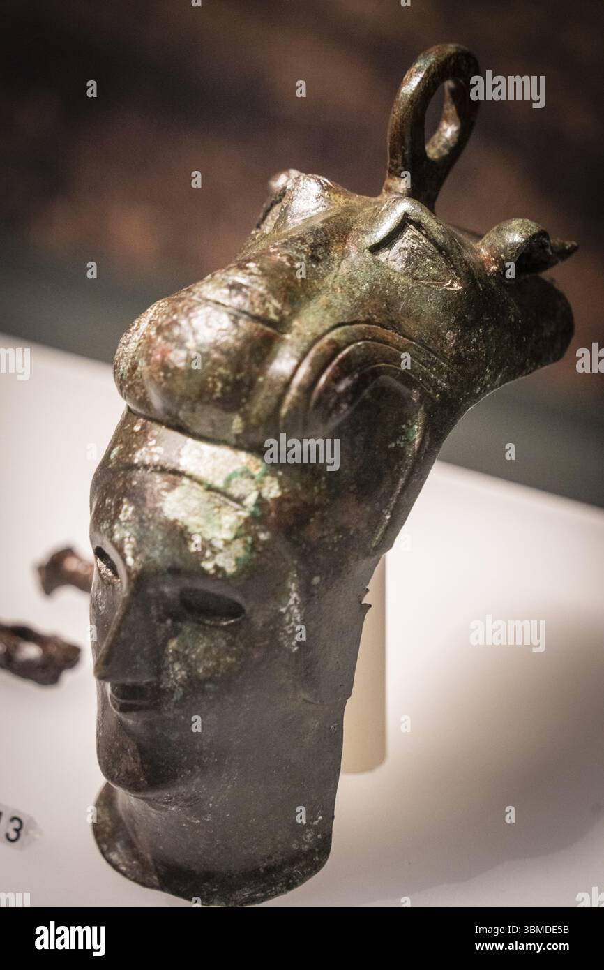 Défilés de bronze avec la tête d'un guerrier avec une coiffe de tête de loup, nécropole de Piquia, Arjona, Musée ibérique de Jaen, Andalousie, Espagne, Europe Banque D'Images
