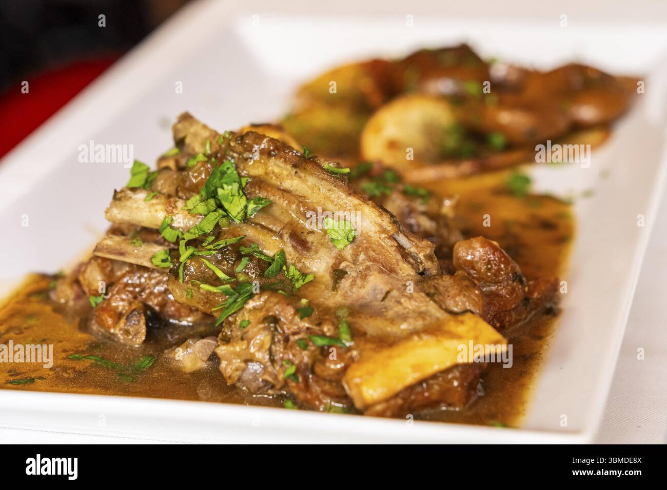 Chèvre à l'ail aux figues confites et pommes de terre cuites au four, Tétouan, Maroc, Afrique du Nord, Afrique Banque D'Images