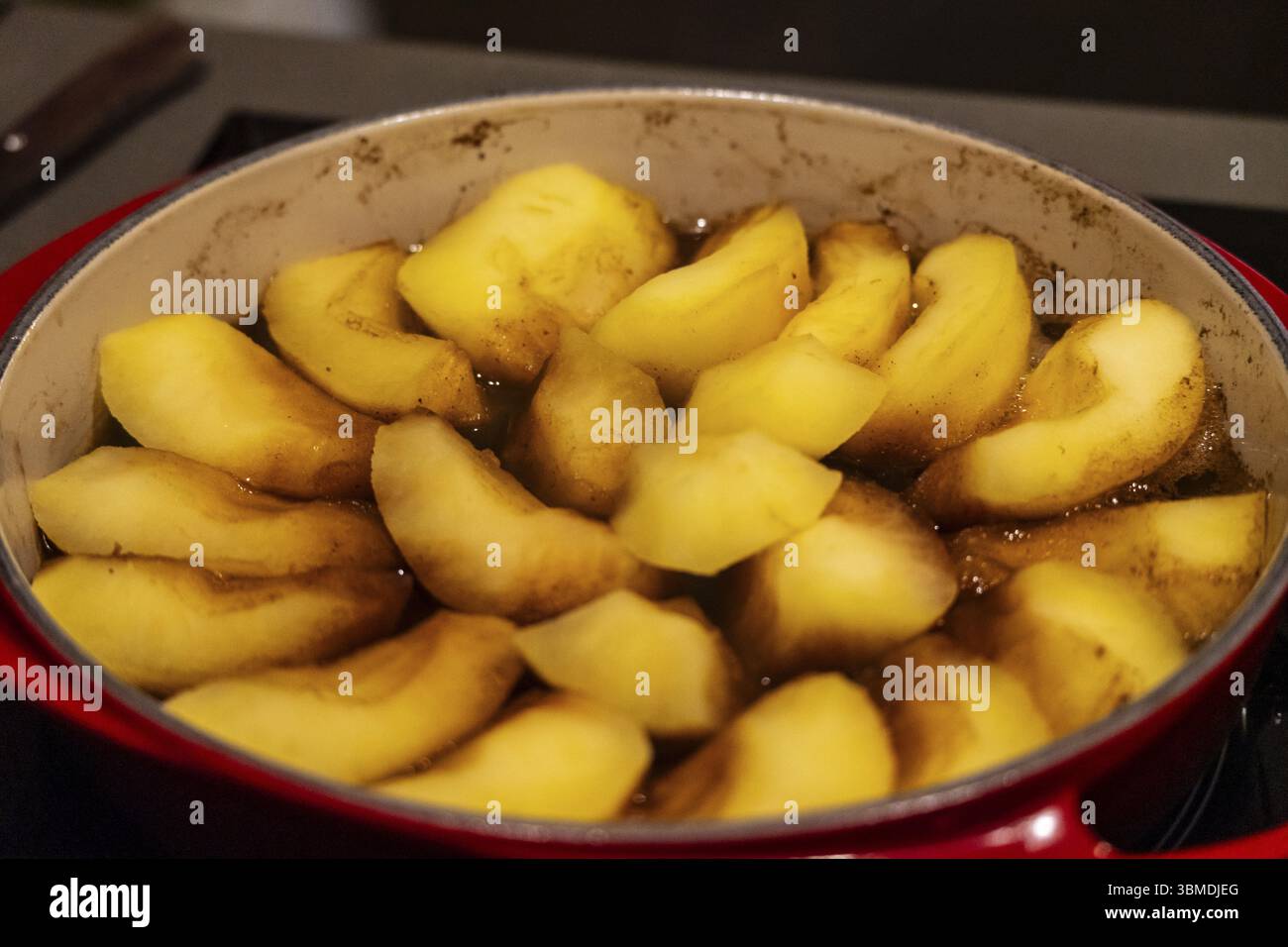 Cuisson de morceaux de pommes pour tarte aux pommes Tatin, pommes caramélisées au beurre et au sucre, Majorque, Îles Baléares, Espagne, Europe Banque D'Images