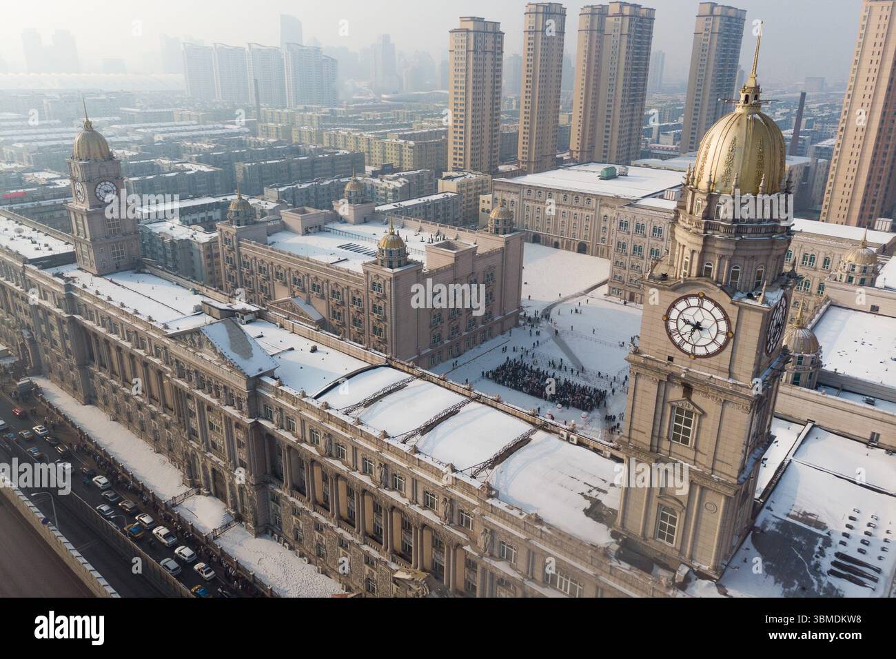 (250626) -- HARBIN, 26 juin 2025 (Xinhua) -- une photo de drone aérien prise le 17 janvier 2024 montre les bâtiments d'une société pharmaceutique à Harbin, dans la province du Heilongjiang, au nord-est de la Chine. Harbin est souvent décrit par ses habitants comme une ville qui a émergé en tandem avec le chemin de fer. Des édifices emblématiques tels que la cathédrale Sophia témoignent de la migration, du commerce et de la culture européens qui remontent à la fin du XIXe siècle et au début du XXe siècle après la construction du chemin de fer oriental chinois en 1898. Les archives montrent que Harbin était autrefois le foyer de gens de plus de 30 pays. La ville, avec Banque D'Images