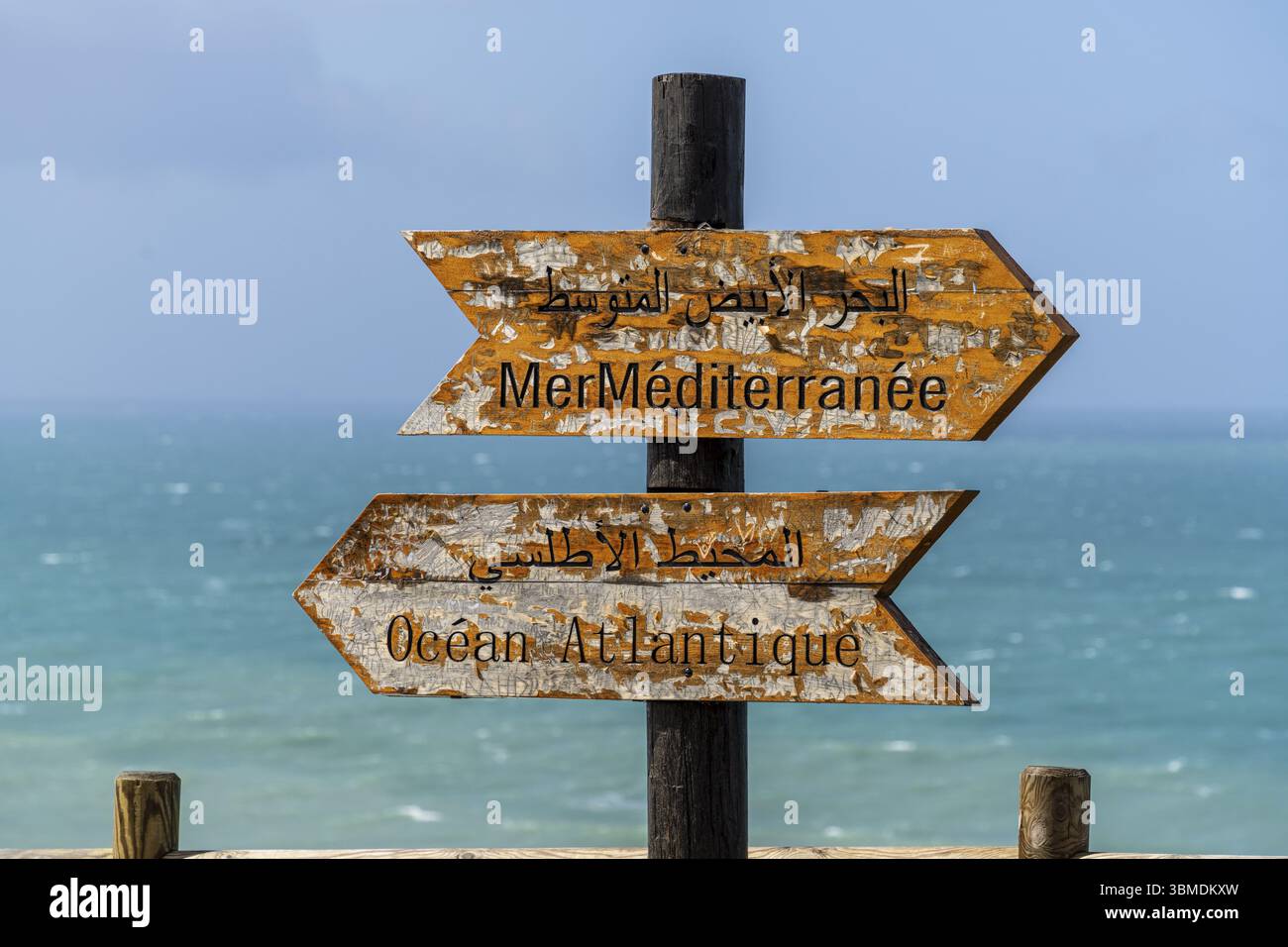 Panneau indiquant la direction de la mer Méditerranée et de l'océan Atlantique, grottes d'Hercule, Cap Spartel, Tanger, Maroc, Afrique du Nord, Afrique Banque D'Images