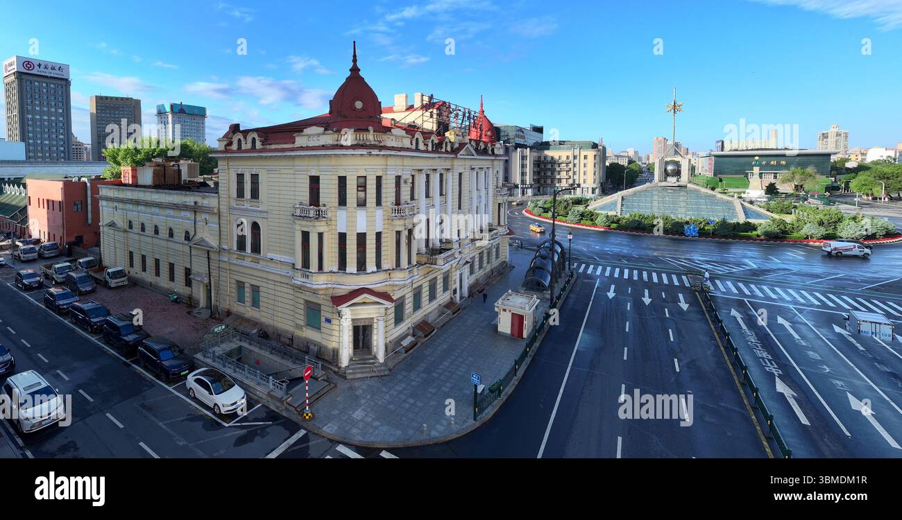 (250626) -- HARBIN, 26 juin 2025 (Xinhua) -- une photo prise par un drone aérien le 11 juin 2025 montre un bâtiment historique à Harbin, dans la province du Heilongjiang, au nord-est de la Chine. Harbin est souvent décrit par ses habitants comme une ville qui a émergé en tandem avec le chemin de fer. Des édifices emblématiques tels que la cathédrale Sophia témoignent de la migration, du commerce et de la culture européens qui remontent à la fin du XIXe siècle et au début du XXe siècle après la construction du chemin de fer oriental chinois en 1898. Les archives montrent que Harbin était autrefois le foyer de gens de plus de 30 pays. La ville, avec plus de 9 millions de resi Banque D'Images