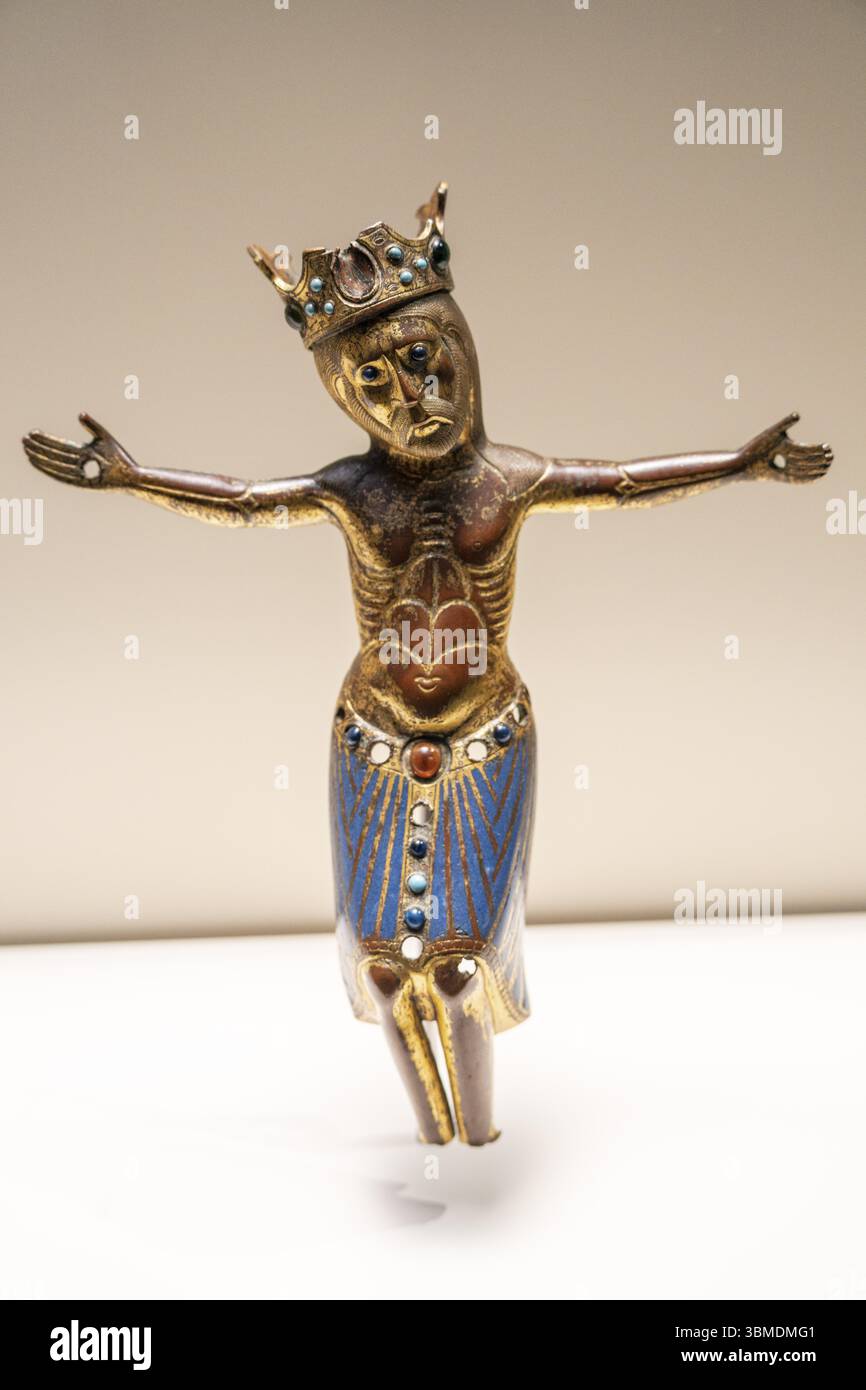 Christ, Limoges, XIIIe siècle, gaufré, biseauté, cuivre pointillé et doré avec application d'émail chanfreiné et de perles de verre, provenance inconnue Banque D'Images