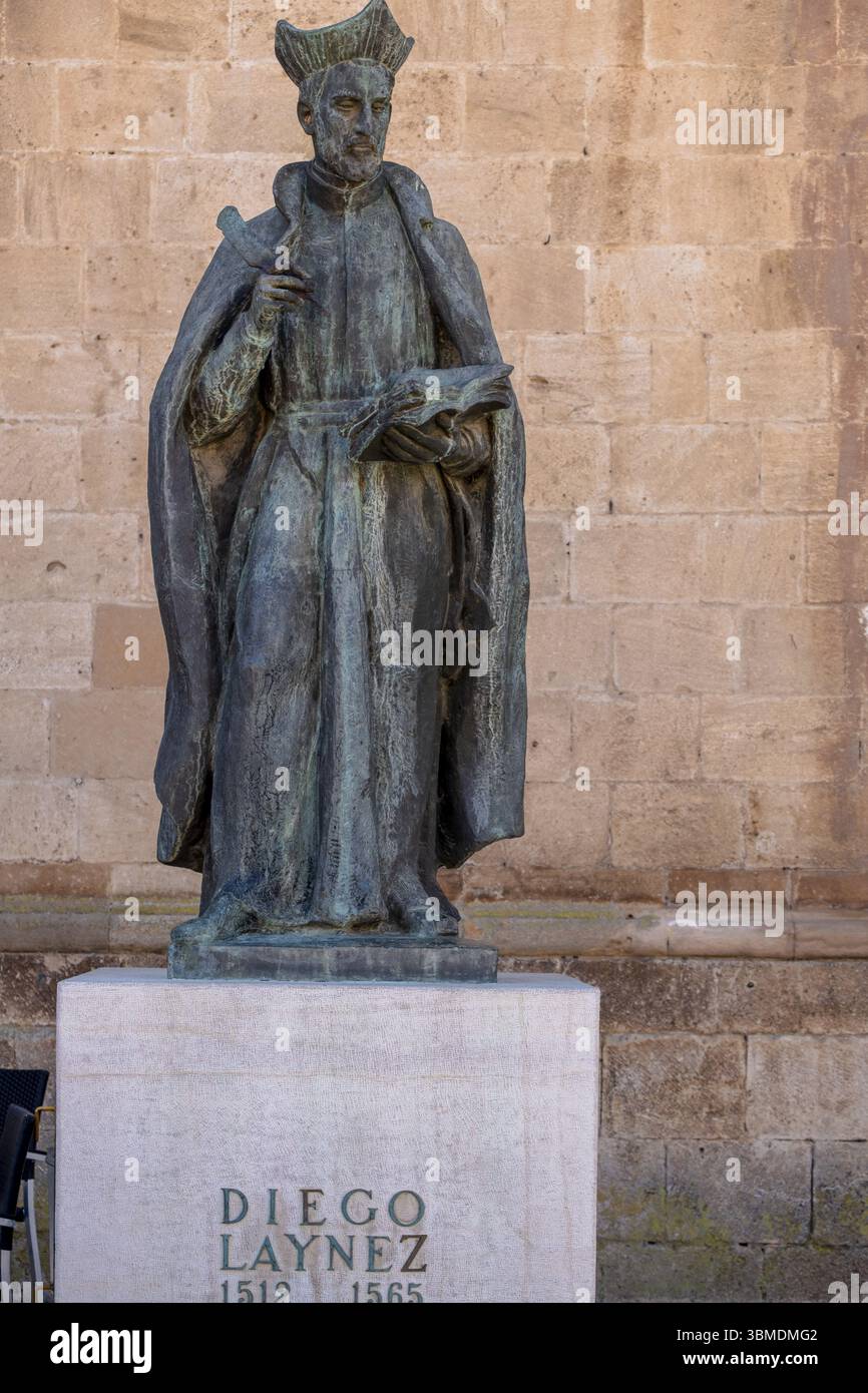Diego Laynez rejetant la tiare papale, Monument à Diego Laynez, par Federico Coullaut-Valera Mendigutia, 1970, Almazan, Soria, Espagne, Europe Banque D'Images