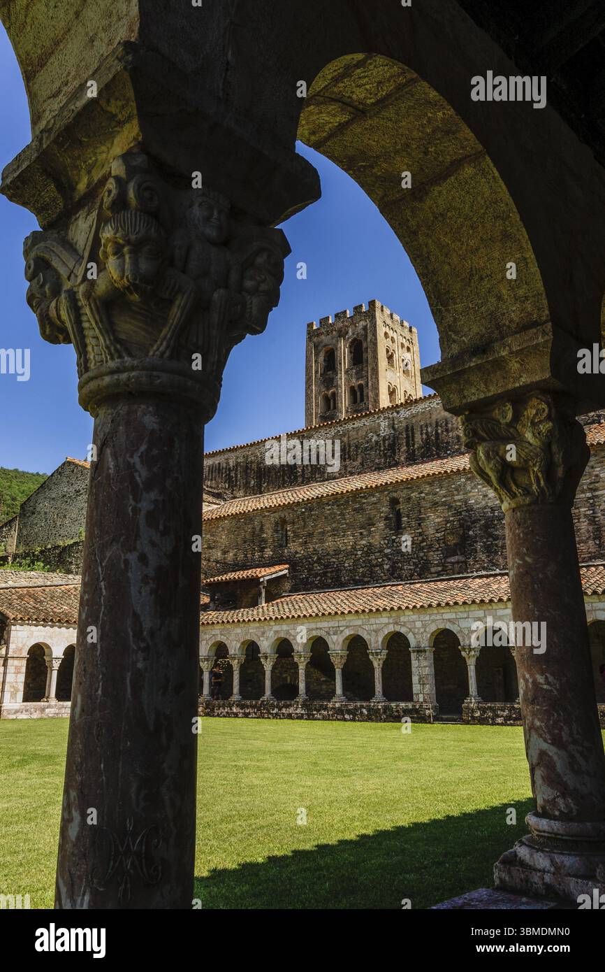 Cloître du XIIe siècle, monastère bénédictin de Sant Miquel de Cuixa, année 879, pyrénées orientales, France, Europe Banque D'Images