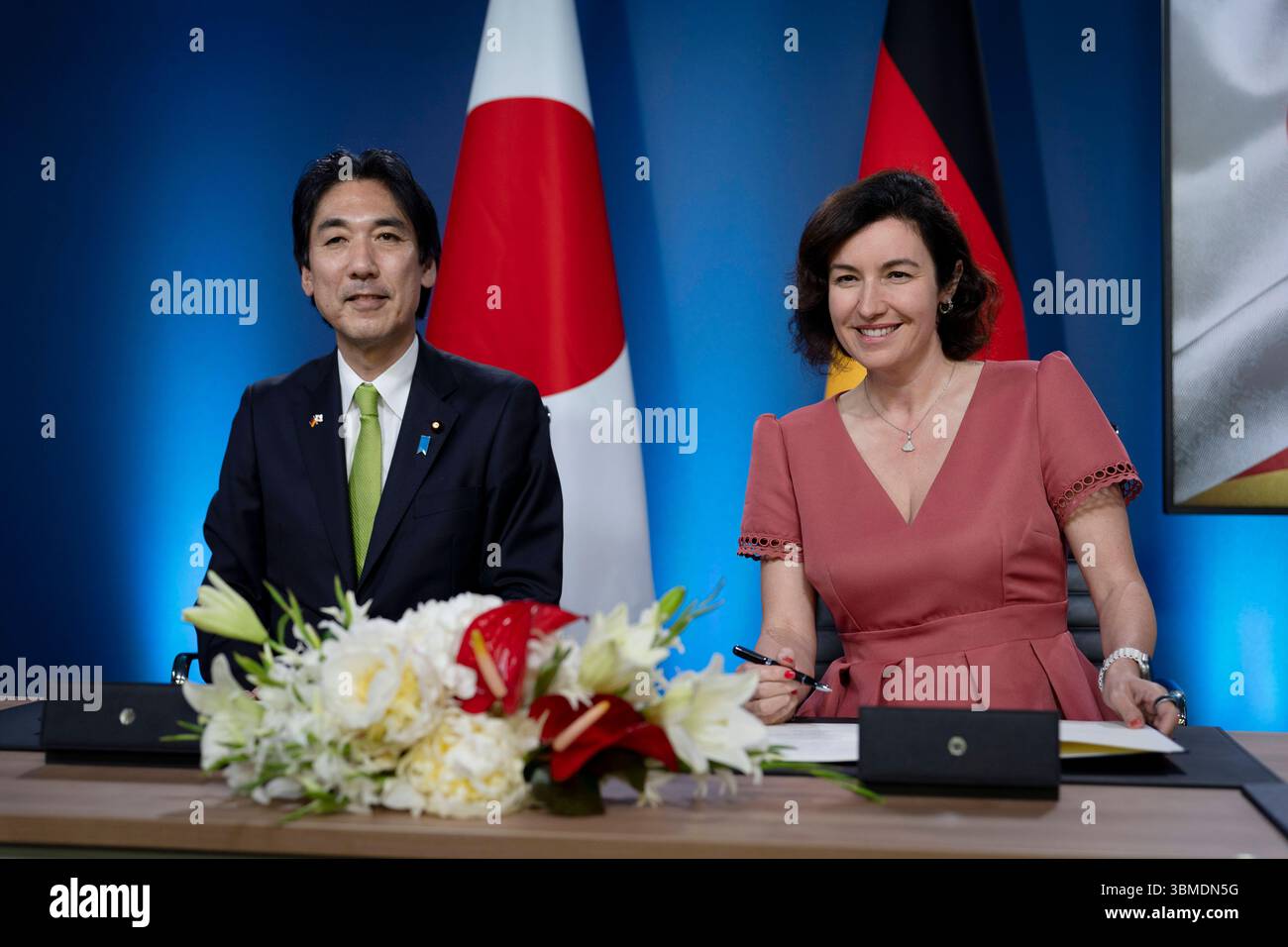 Dorothee Bär, Bundesministerin, Minoru Kiuchi, japanischer Staatsminister Unterzeichnung von Absichtserklärungen zur Stärkung der Zusammenarbeit in Wissenschaft, technologie und innovation und zur Verlängerung der Raumfahrtkooperation, Bundesministerium für Forschung, technologie und Raumfahrt, Berlin, Dorothee Bär, Bundesministerin für Forschung, technologie und Raumfahrt, Minoru Kiuchi, japanischer Staatsminister für Wissenschafts- und Technologiepolitik sowie Raumfahrt und Wirtschaftssicherheit Berlin GER *** Dorothee Bär, ministre fédéral, Minoru Kiuchi, ministre d'État japonais S Banque D'Images