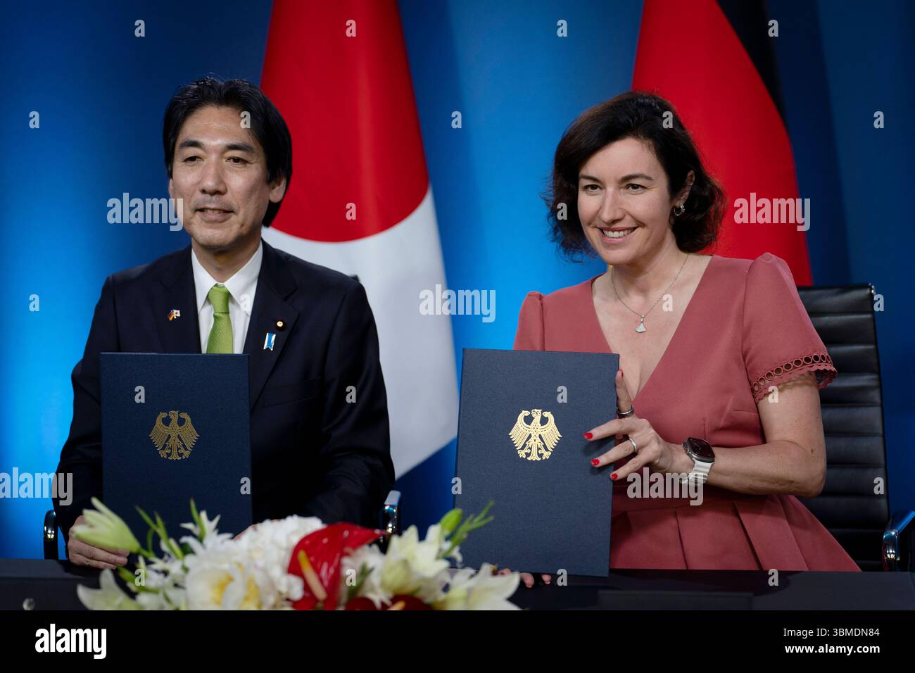 Dorothee Bär, Bundesministerin, Minoru Kiuchi, japanischer Staatsminister Unterzeichnung von Absichtserklärungen zur Stärkung der Zusammenarbeit in Wissenschaft, technologie und innovation und zur Verlängerung der Raumfahrtkooperation, Bundesministerium für Forschung, technologie und Raumfahrt, Berlin, Dorothee Bär, Bundesministerin für Forschung, technologie und Raumfahrt, Minoru Kiuchi, japanischer Staatsminister für Wissenschafts- und Technologiepolitik sowie Raumfahrt und Wirtschaftssicherheit Berlin GER *** Dorothee Bär, ministre fédéral, Minoru Kiuchi, ministre d'État japonais S Banque D'Images