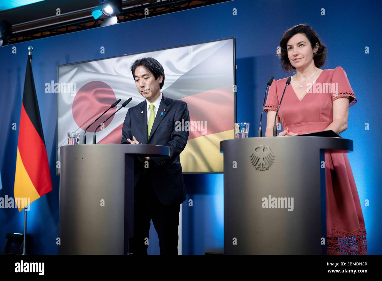 Dorothee Bär, Bundesministerin, Minoru Kiuchi, japanischer Staatsminister Unterzeichnung von Absichtserklärungen zur Stärkung der Zusammenarbeit in Wissenschaft, technologie und innovation und zur Verlängerung der Raumfahrtkooperation, Bundesministerium für Forschung, technologie und Raumfahrt, Berlin, Dorothee Bär, Bundesministerin für Forschung, technologie und Raumfahrt, Minoru Kiuchi, japanischer Staatsminister für Wissenschafts- und Technologiepolitik sowie Raumfahrt und Wirtschaftssicherheit Berlin GER *** Dorothee Bär, ministre fédéral, Minoru Kiuchi, ministre d'État japonais S Banque D'Images