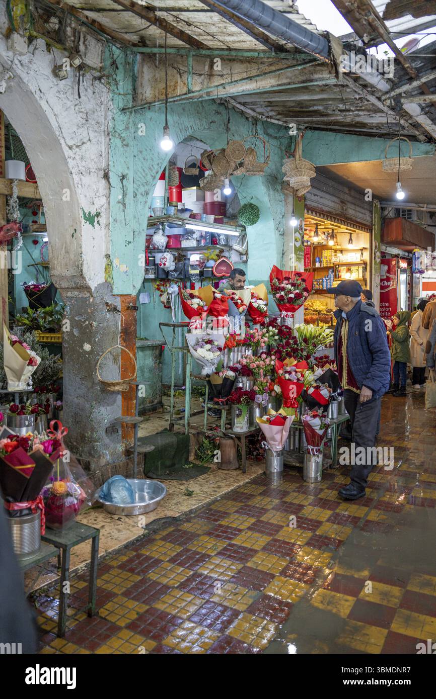 Fleuriste dans le grand souk, Tanger, Maroc, Afrique du Nord, Afrique Banque D'Images