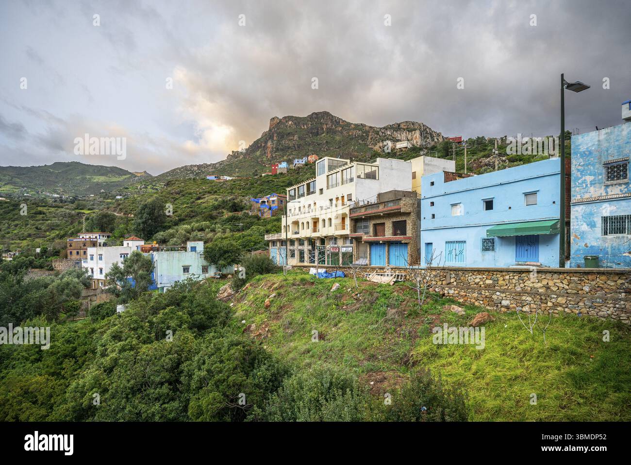 Village Akchour et rivière Fardi, talambote, Maroc, Afrique du Nord, Afrique Banque D'Images