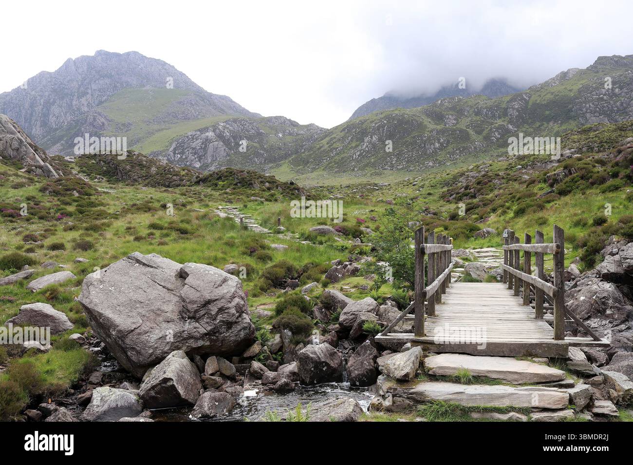 Départ du sentier pédestre vers Cwm Idwal avec le pont Oak qui traverse l’Afon Idwal Banque D'Images