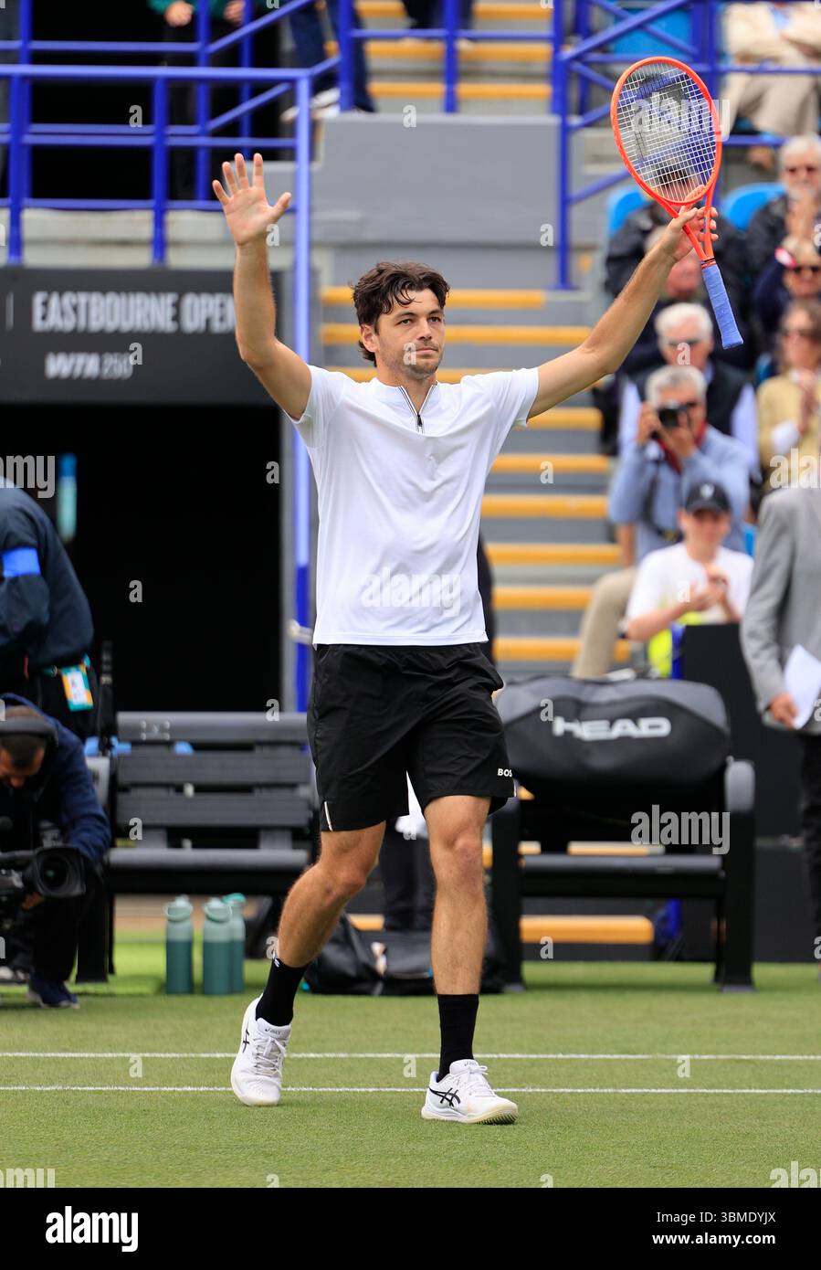 26 juin 2025 ; Devonshire Park, Eastbourne, East Sussex, Angleterre; Lexus International Eastbourne, jour 4 ; Taylor Fritz (USA) célèbre sa victoire sur Joao Fonseca (BRA) Banque D'Images