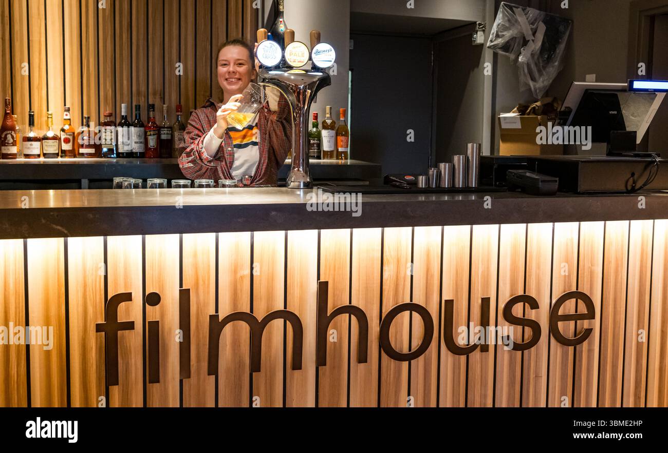 Lothian Road, Édimbourg, Écosse, Royaume-Uni, 26 juin 2025, réouverture du Filmhouse : L'église réaménagée qui a été un monument cinématographique depuis 1978 rouvre après une rénovation de 2 millions de livres sterling, sur la photo : le bar et le café récemment rénové. Crédit : Sally Anderson/Alamy Live News Banque D'Images Lothian Road, Édimbourg, Écosse, Royaume-Uni, 26 juin 2025, réouverture du Filmhouse : L'église réaménagée qui a été un monument cinématographique depuis 1978 rouvre après une rénovation de 2 millions de livres sterling, sur la photo : le bar et le café récemment rénové. Crédit : Sally Anderson/Alamy Live News Banque D'Images